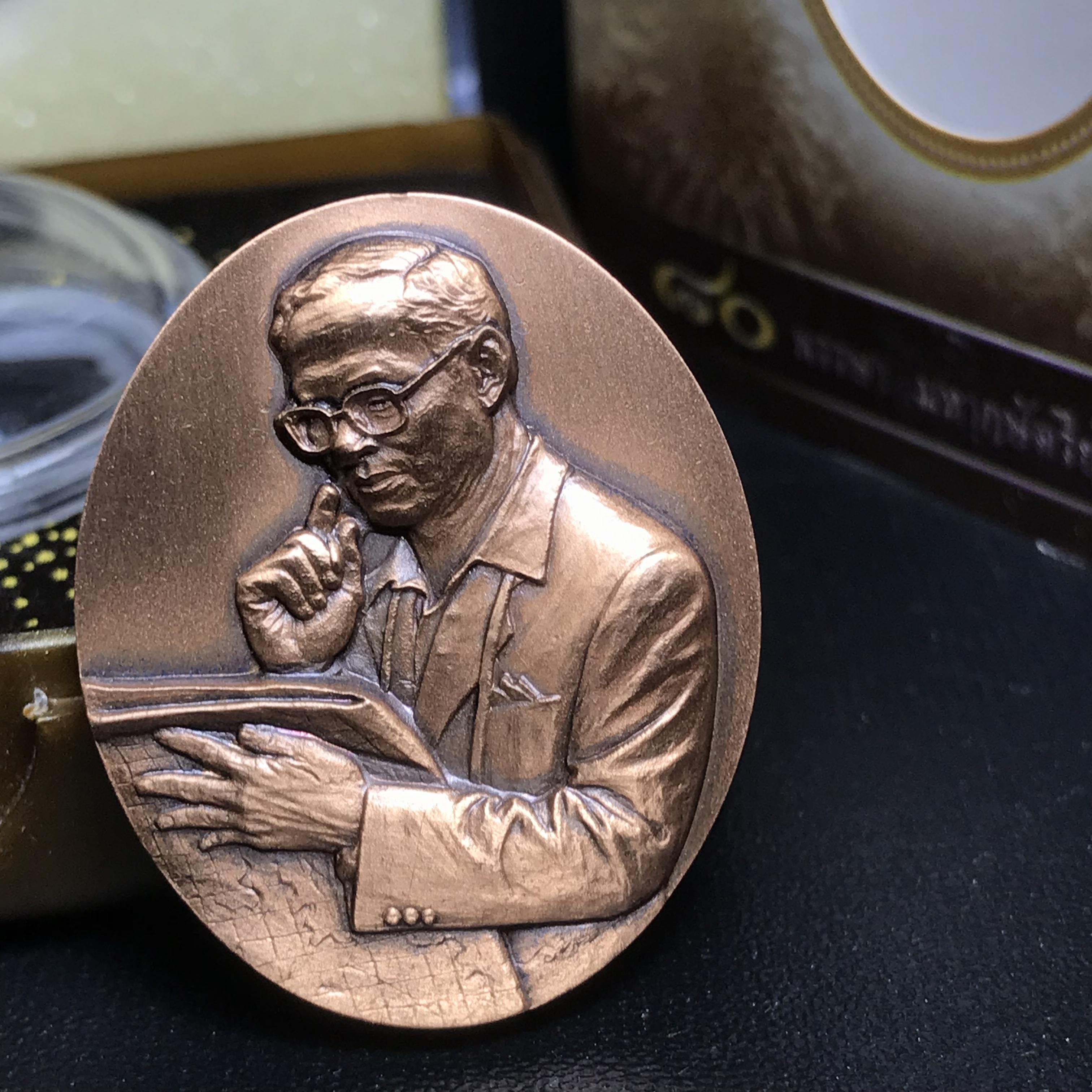 เหรียญรูปหล่อพระบาทสมเด็จพระเจ้าอยู่หัว ในหลวงทรงงาน “รุ่นเย็นศิระเพราะพระบริบาล 80พรรษา มหากษัตริย์คู่แผ่นดินสยาม” พ.ศ.2550 เนื้อทองแดงรมดำ(ขนาด 27*35 มม.)พร้อมกล่องบรรจุเดิมครบ