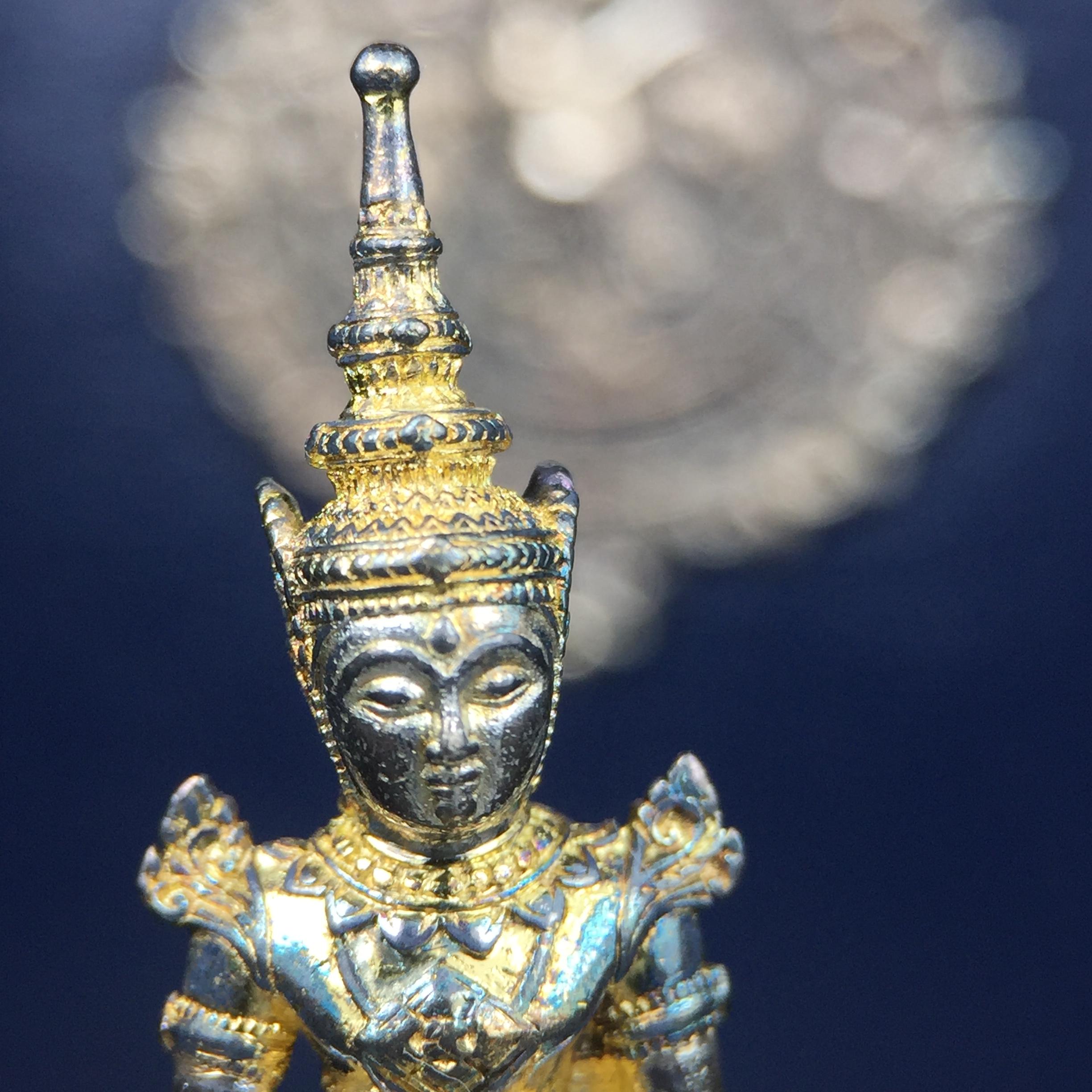 พระแก้วมรกต กรมสรรพสามิตจัดสร้างขึ้นเนื่องในโอกาสครบรอบ 64 ปีของกรมสรรพสามิต และเนื่องในวโรกาสที่พระบาทสมเด็จพระเจ้าอยู่หัวทรงครองราชย์ครบ 50 ปีในปีกาญจนาภิเษก เมื่อ พ.ศ.2539 เนื้อเงิน ชุบทองสามกษัตริย์(ผิวเดิมรุ้งๆสวย) พร้อมกล่องบรรจุเดิม