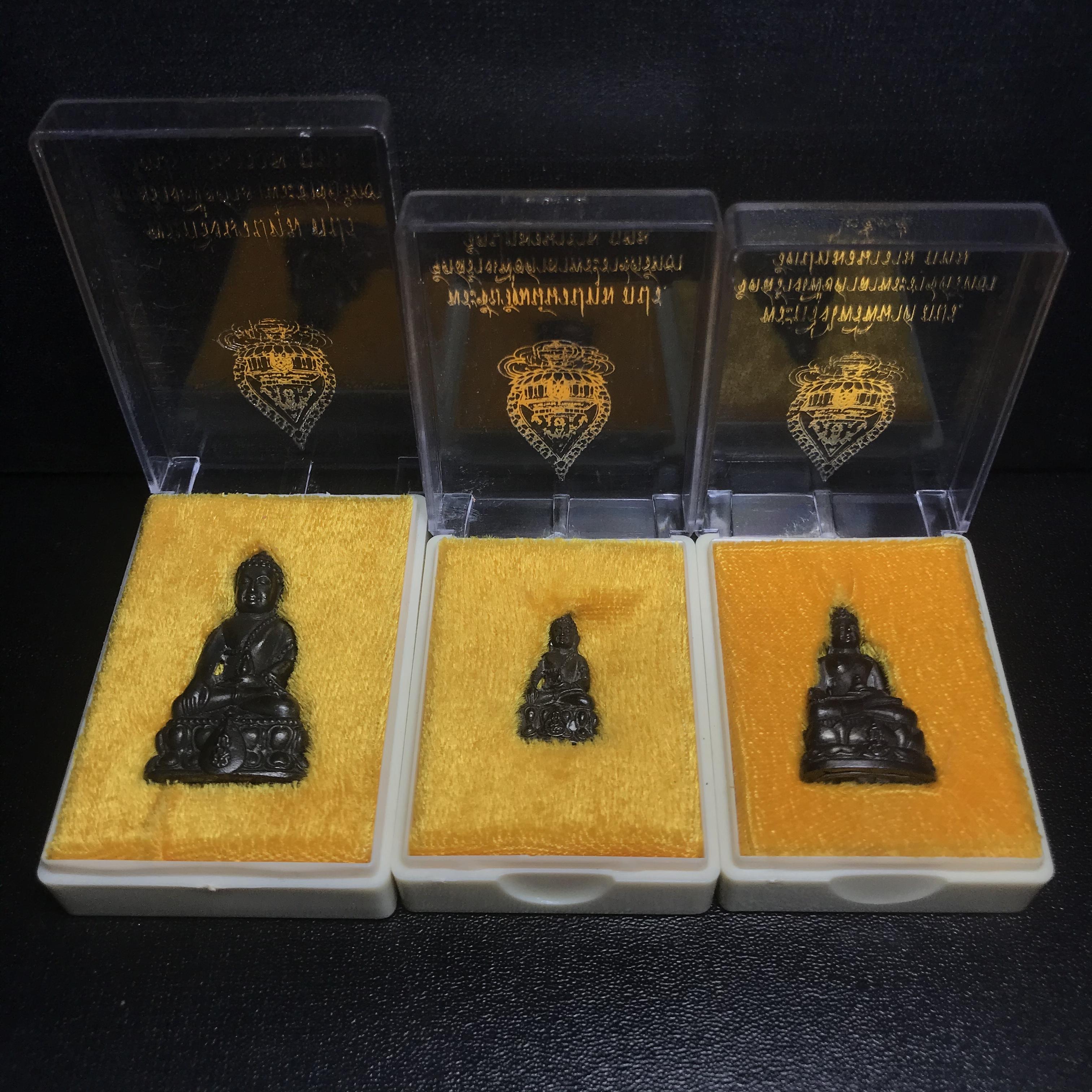 พระกริ่งนวปทุม ภปร.-พระชัยวัฒน์นวปทุม ภปร.-พระกริ่งไพรีพินาศ ภปร. รุ่นแรก วัดปทุมวนาราม ครบชุดเนื้อนวโลหะ ปี2535(ในหลวงรัชกาลที่9เสด็จเททอง)(1ใน3000ชุด)หายาก