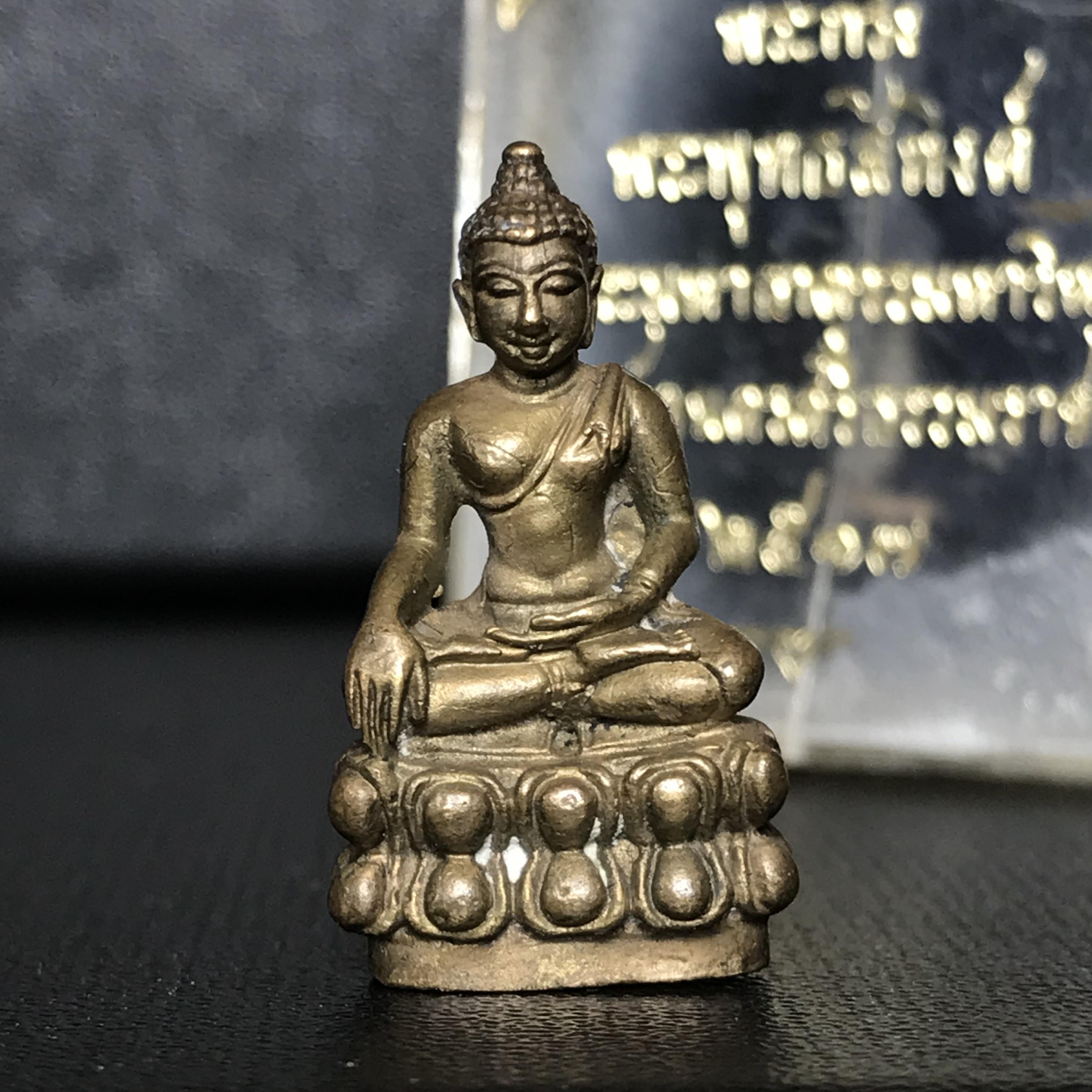 พระกริ่งพระพุทธสิหิงค์ วัดพระมหาธาตุวรมหาวิหาร จ.นครศรีธรรมราช ปี 2517 เนื้อนวโลหะ(ในหลวง ร.9 เสด็จเททอง)