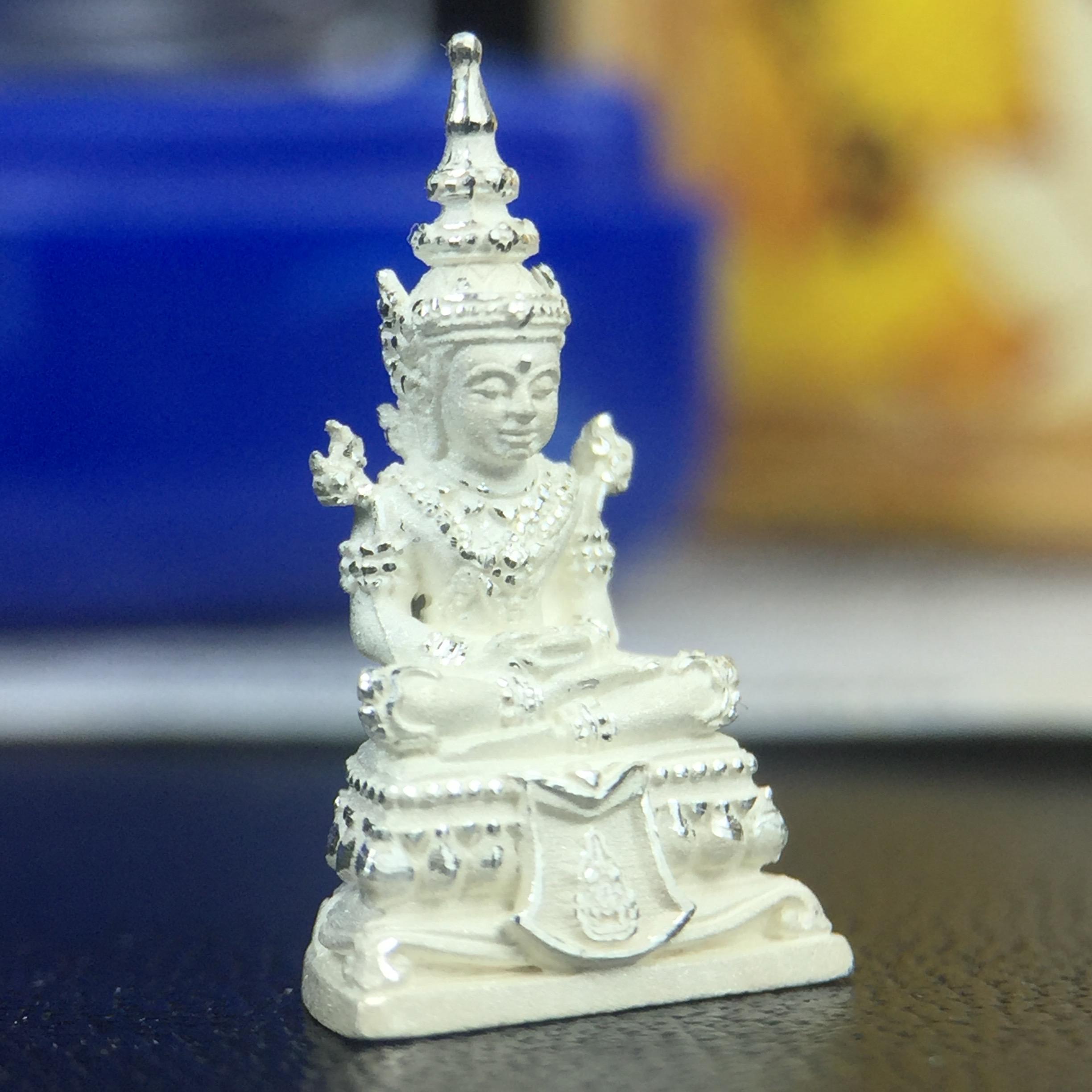 พระแก้วมรกต(จำลอง)ลอยองค์ ขนาดหน้าตัก 1/4 นิ้ว ทรงเครื่องฤดูร้อน เนื้อเงิน ตราสัญลักษณ์ฉลองสิริราชสมบัติครบ 60 ปี พ.ศ.2549(สภาพสวย ครบ สมบูรณ์)