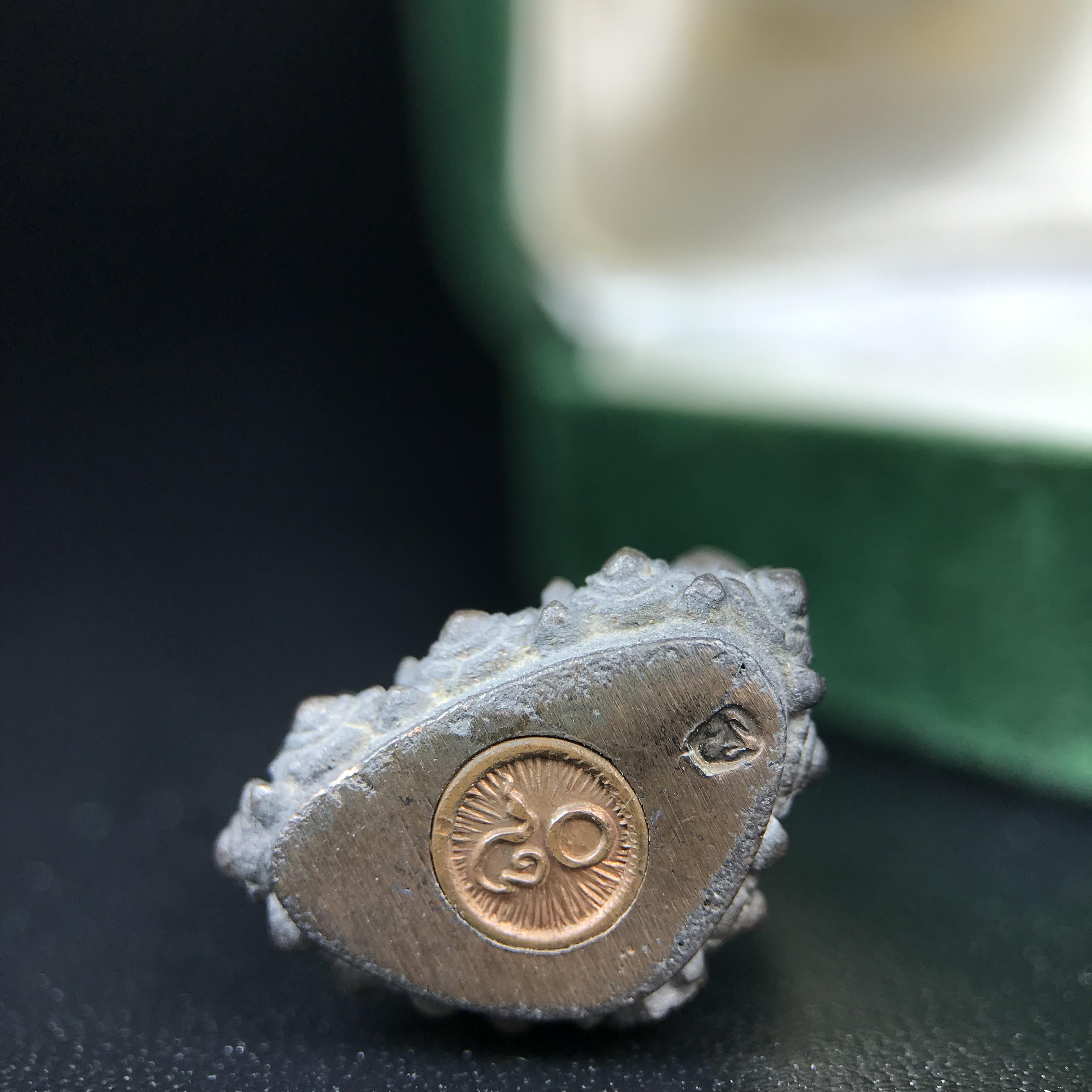 พระกริ่งวาสนา(รุ่นแรก) 80 พรรษา สมเด็จพระสังฆราช (วาสน์) วัดราชบพิธฯ ปี2521 เนื้อนวโลหะ(ตอกโค๊ตพระปิดตา) โดยมีหลวงปู่โต๊ะ วัดประดู่ฉิมพลีร่วมปลุกเสก พร้อมกล่องบรรจุเดิม(รุ่นแรก คอตั้งตรงได้สัดส่วน หายาก)