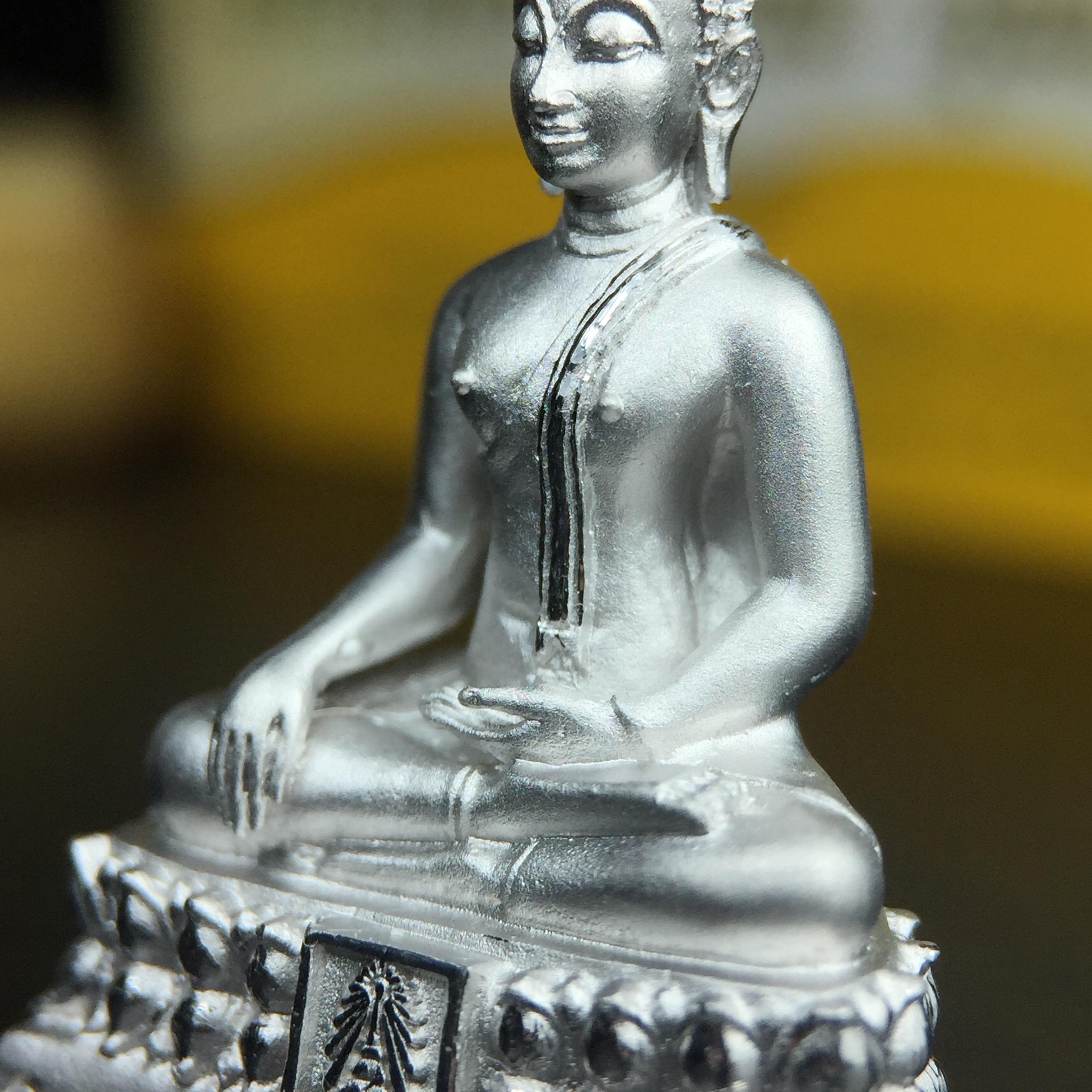 พระพุทธรูปคุ้มเกล้าฯ ภปร.(ใต้ร่มพระบารมี คุ้มเกล้า) 60ปี โรงพยาบาลภูมิพลฯ พ.ศ.2552 เนื้อเงิน ชุบทองคำขาว(พิมพ์ใหญ่ขนาด 35.5*24 มม.)สภาพสวยเดิมพร้อมกล่องบรรจุเดิม ตอกโค๊ดหมายเลขกำกับ หายาก(1ใน5000 องค์)