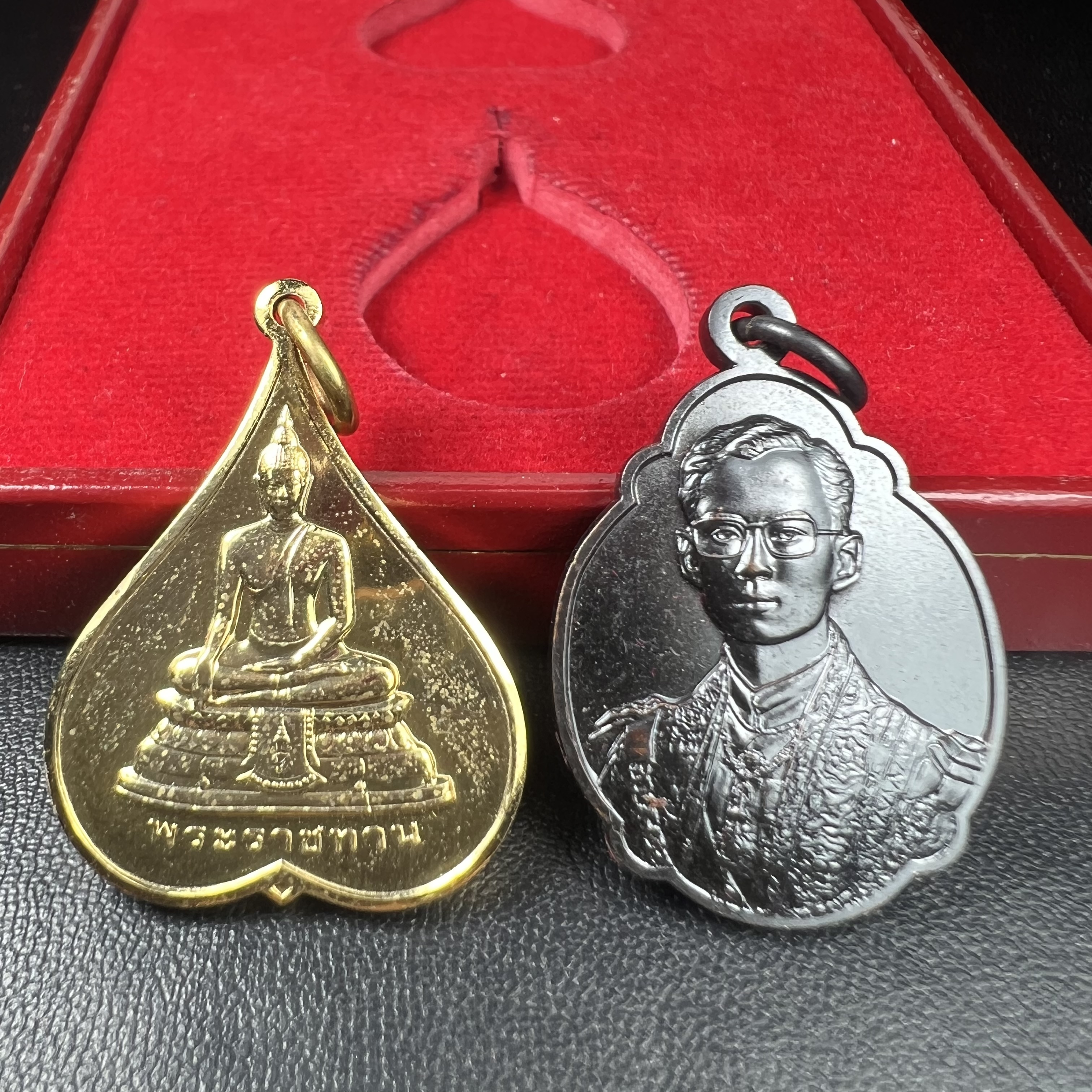 เหรียญพระราชทาน มูลนิธิ พอ.สว. ปี2541 (1ชุด มี 2 เหรียญ สภาพสวยมาก(กล่องเดิม))