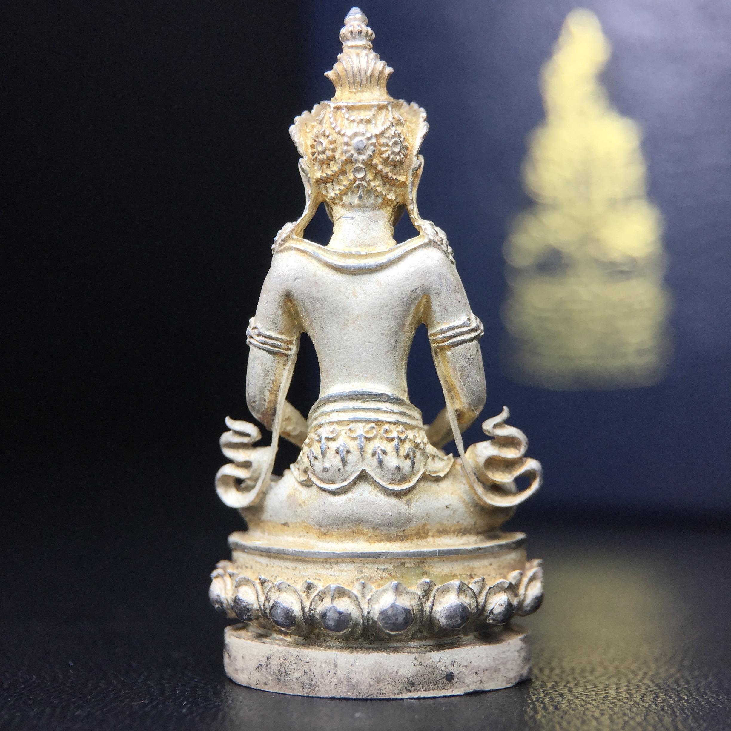 พระกริ่งอวโลกิเตศวร ( เจ้าแม่กวนอิม ) วัดโพธิ์แมนคุณาราม เนื้อเงิน พ่นทราย(ผิวเดิม ขึ้นสีรุ้งธรรมชาติ แบบนิยม เสน่ห์ของพระเนื้อเงิน) รุ่นอุดมโภคทรัพย์ พ.ศ.2539(อีกหนึ่งรุ่นยอดนิยม พุทธศิลป์สวยงดงาม)