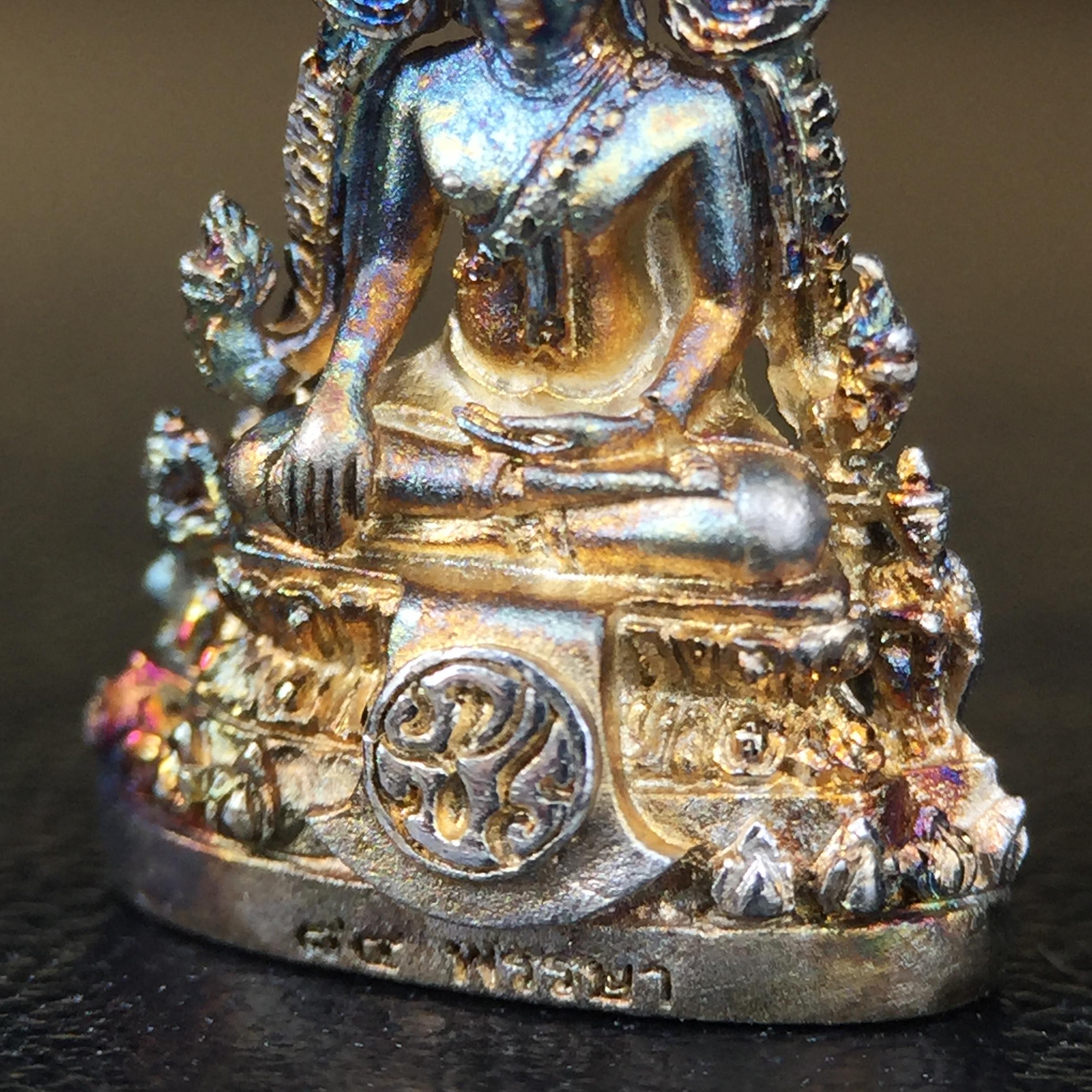 พระพุทธชินราช(จำลอง) ภปร. 84 พรรษา เนื้อเงินชุบทองคำขาว พิมพ์เล็กขนาดหน้าตัก 1/4 นิ้ว (สภาพผิวเดิมสวย ขึ้นสีรุ้งธรรมชาติ แบบนิยม)(พระราชทานมวลสาร จิตรลดาและเส้นพระเจ้า(เส้นผม))พุทธศิลป์ทรงคุณค่าอีกหนึ่งรุ่นยอดนิยม