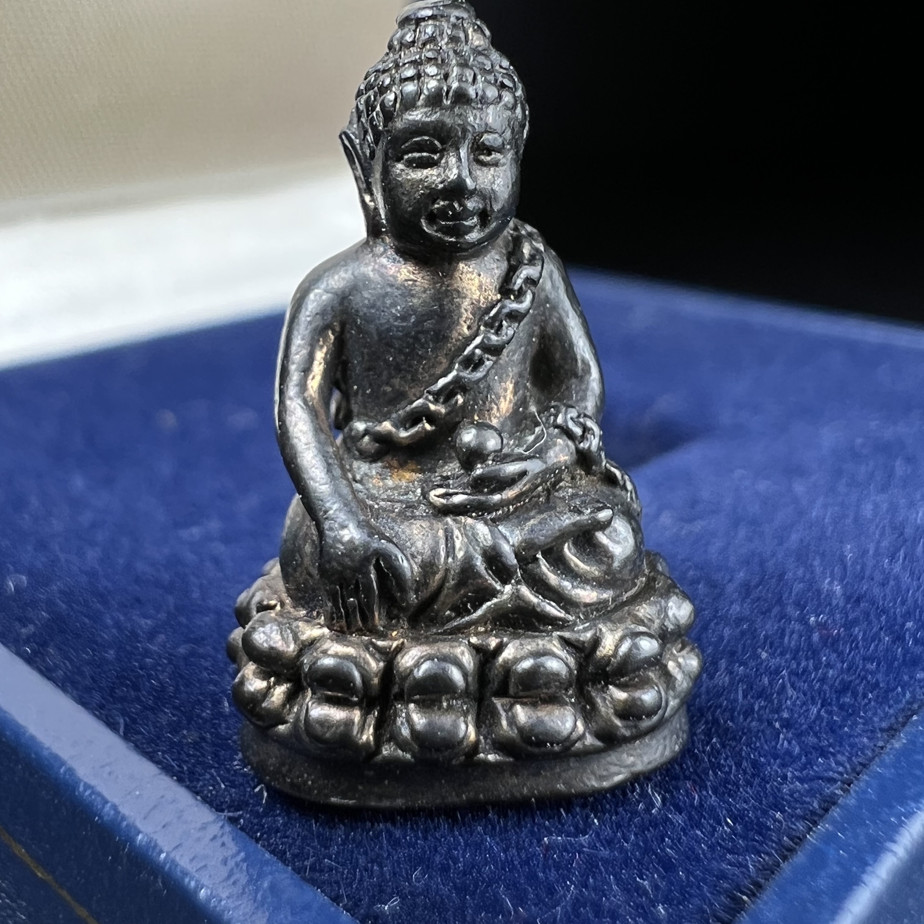 พระกริ่งพุทธอุดมสมบูรณ์(พระปุ้มปุ้ย)รุ่นแรก เนื้อนวโลหะเต็มสูตร วัดบวรนิเวศวิหาร ปี2535 แขวนบูชาไม่มีอดอยาก มีความอุดมสมบูรณ์สมตามลักษณะและมงคลนามตามชื่อ ตามปรารถนา(1ใน2000องค์)หายาก