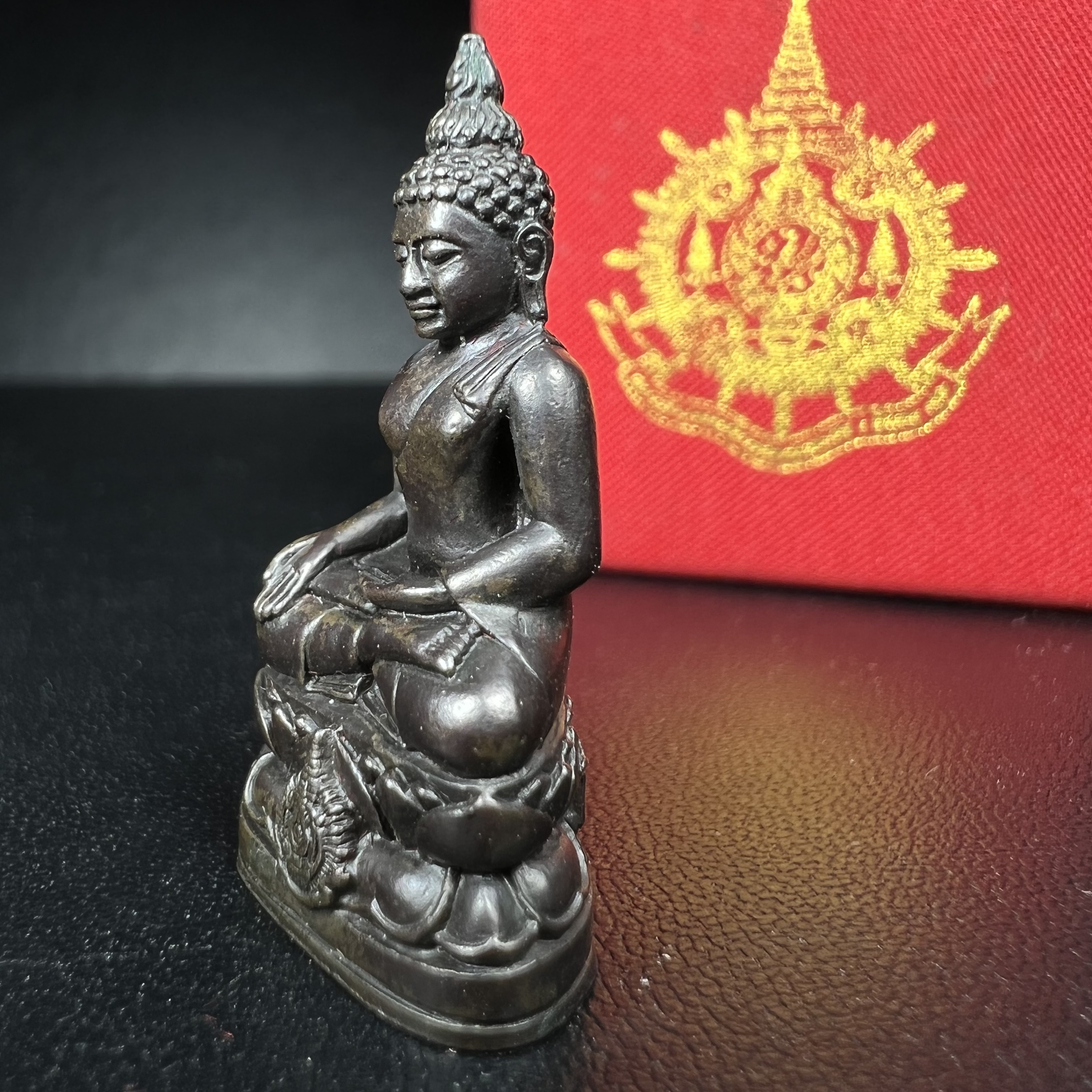 พระกริ่งไพรีพินาศ เฉลิมพระเกียรติ พระบาทสมเด็จพระเจ้าอยู่หัวรัชกาลที่9 พระชนมพรรษา 6 รอบ ปี2542 เนื้อนวโลหะผสมทองคำ(บรรจุเหล็กไหล)ดีนอก-ดีใน