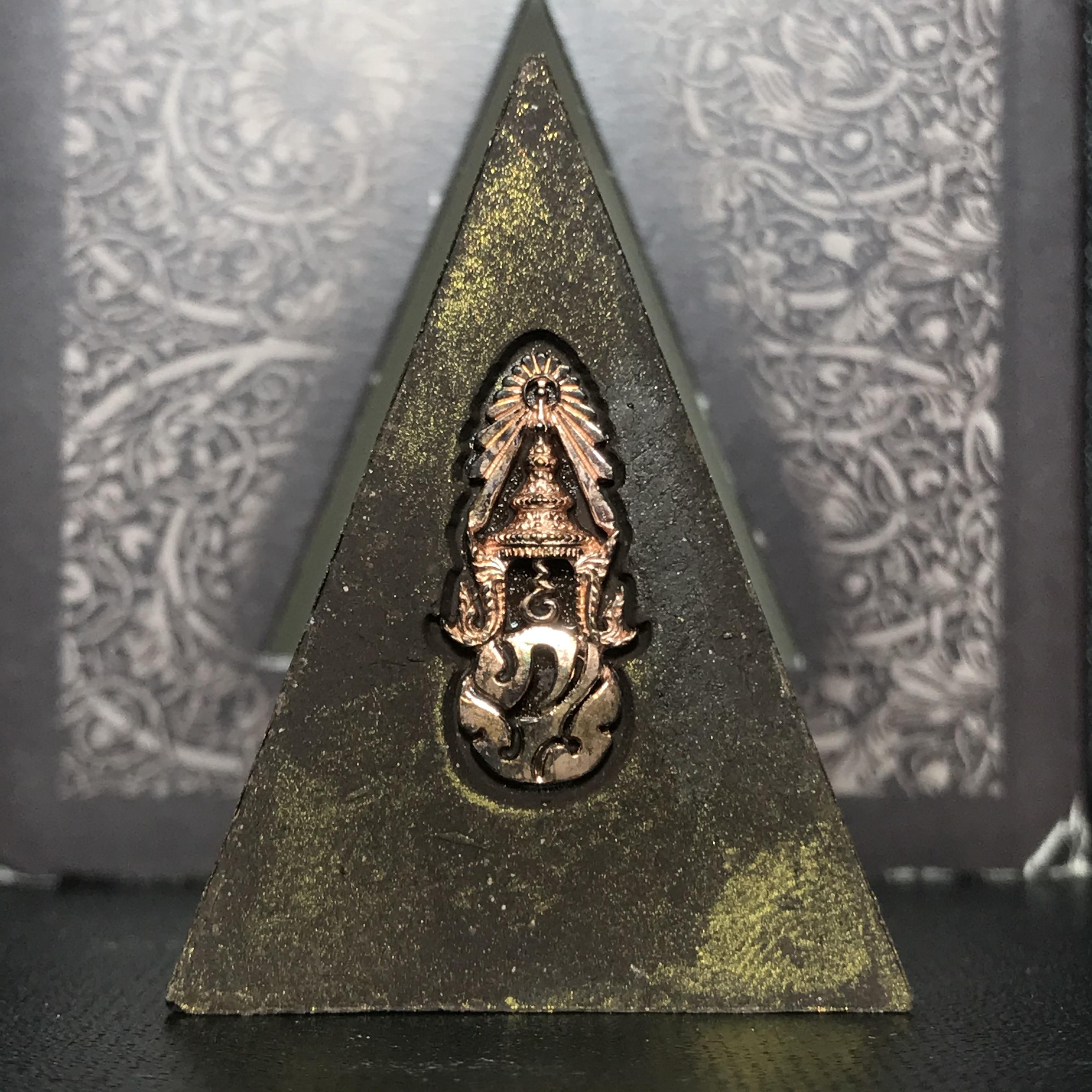 พระพุทธชินราช ภปร. โครงการ "เพราะแผ่นดินนี้ คือ แผ่นดินเกิด" ปี2548(รุ่นแรก) พระผงหลัง ภ.ป.ร. ทองแดง (พระราชทานเส้นพระเจ้า (เส้นผม)และมวลสารจิตรลดา)