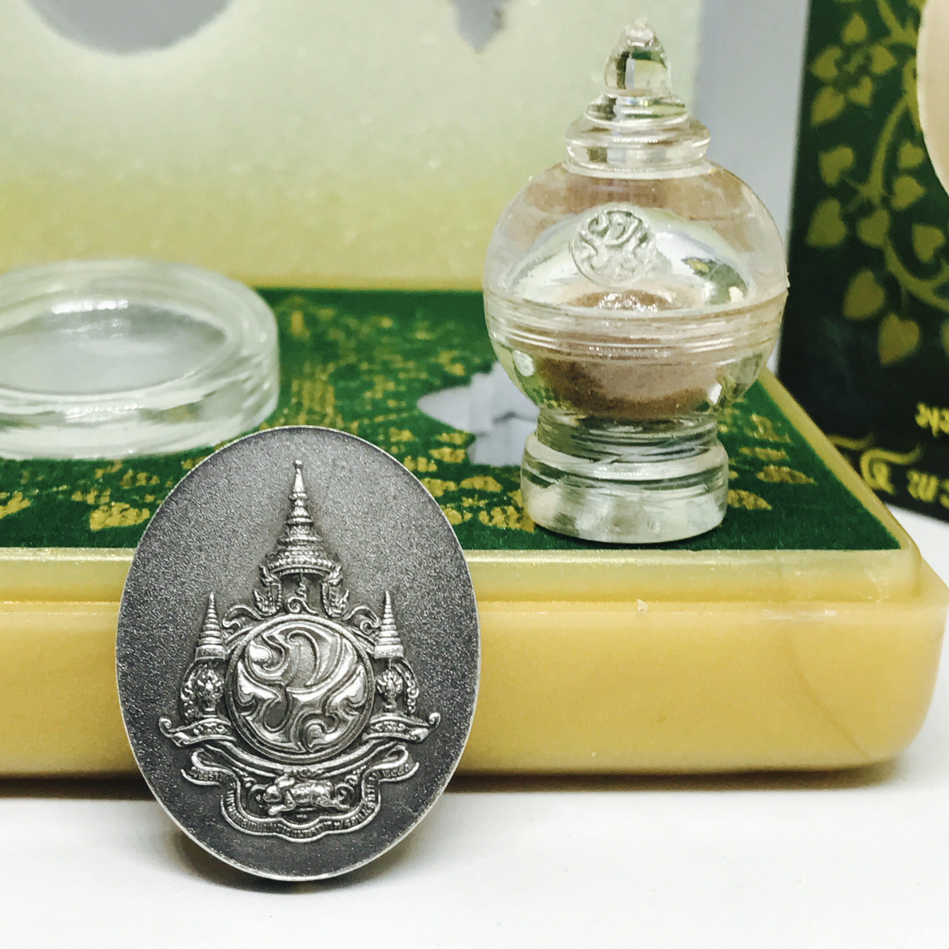 เหรียญพระบรมรูปหล่อพระบาทสมเด็จพระเจ้าอยู่หัว 84 พรรษา เนื้อเงินรมดำขัดวินอล พิมพ์เล็ก (20*29มม.)