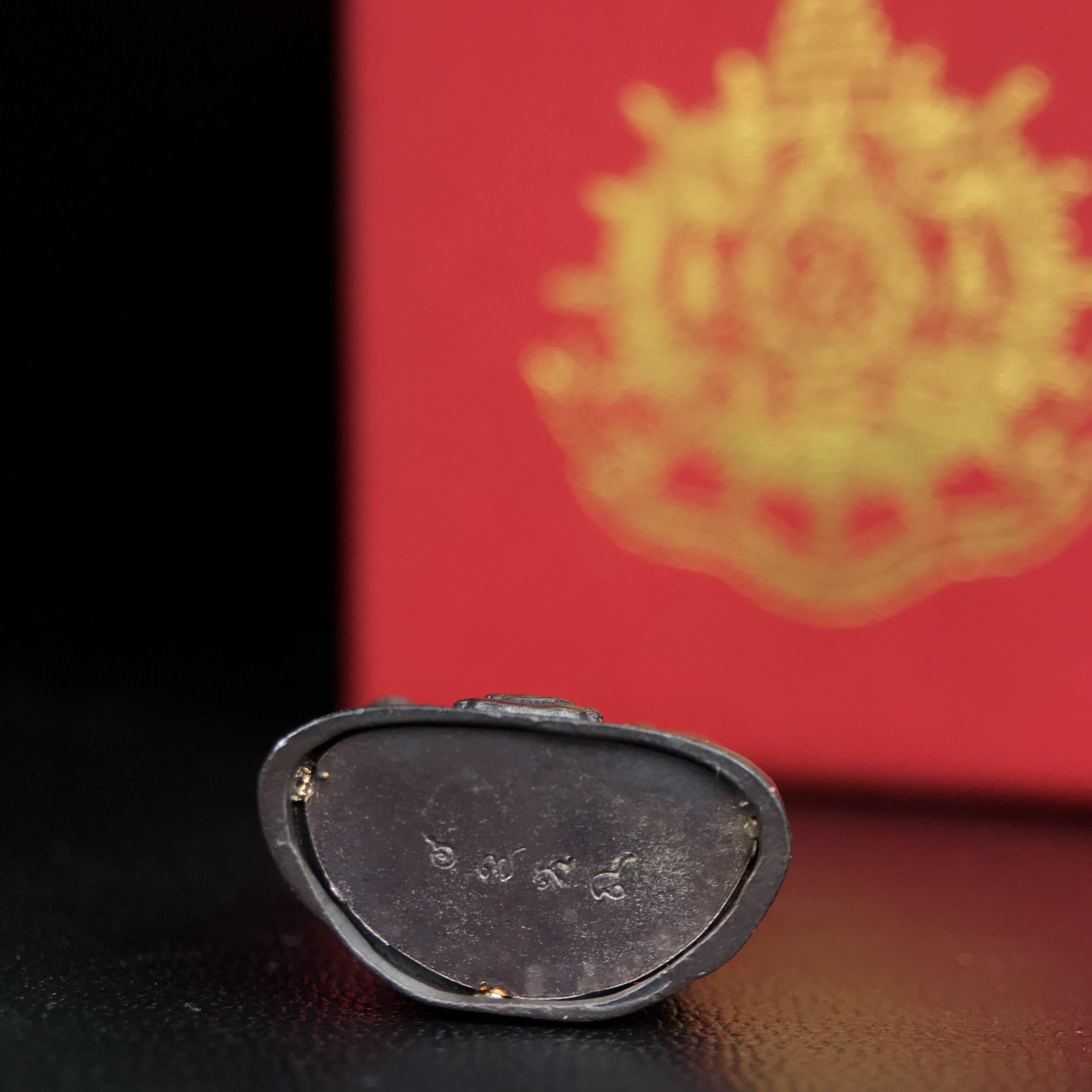 พระกริ่งไพรีพินาศ บรรจุเหล็กไหล ครั้งแรกและครั้งเดียวในประวัติศาสตร์ เฉลิมพระเกียรติ พระบาทสมเด็จพระเจ้าอยู่หัวรัชกาลที่9 พระชนมพรรษา 6 รอบ ปี2542 เนื้อนวโลหะผสมทองคำ(บรรจุเหล็กไหล)ดีนอก-ดีใน พิธีใหญ่ มวลสารเด่น (หายาก)