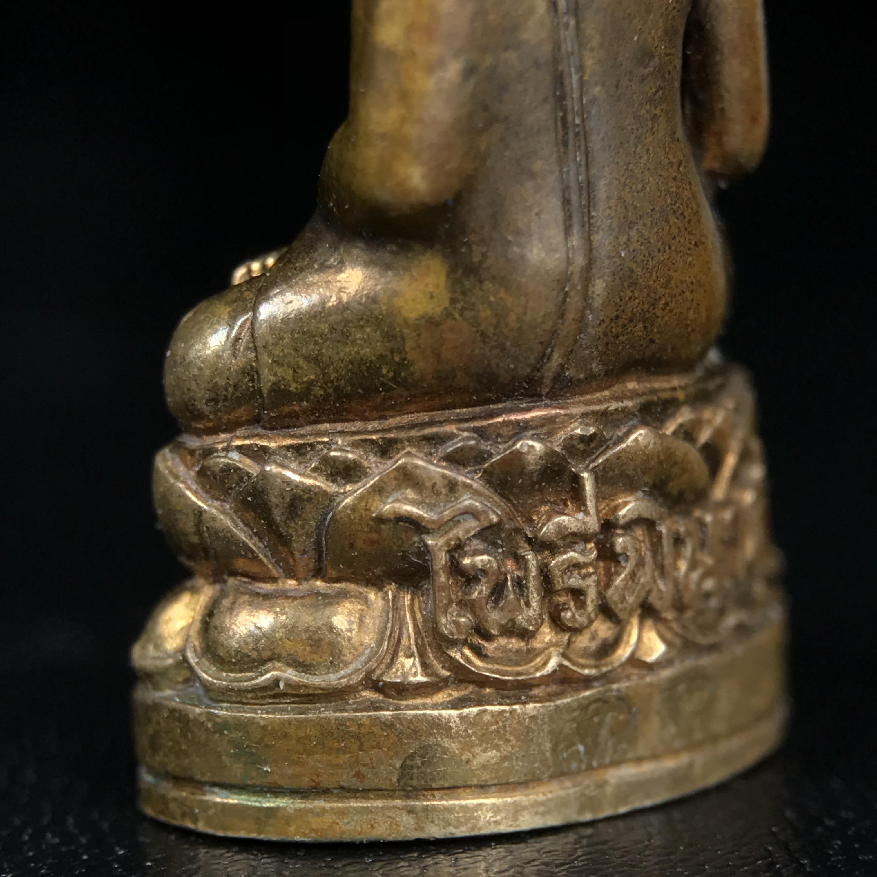 พระกริ่งไพรีพินาศ บรรจุเหล็กไหล ครั้งแรกและครั้งเดียวในประวัติศาสตร์ เฉลิมพระเกียรติ พระบาทสมเด็จพระเจ้าอยู่หัวรัชกาลที่9 พระชนมพรรษา 6 รอบ ปี2542 เนื้อสัมฤทธิ์(บรรจุเหล็กไหล)ดีนอก-ดีใน พิธีใหญ่ มวลสารเด่น(พิเศษกรรมการ ตอก 2 โค๊ต หมายเลข ๒๒๑๘)หายาก