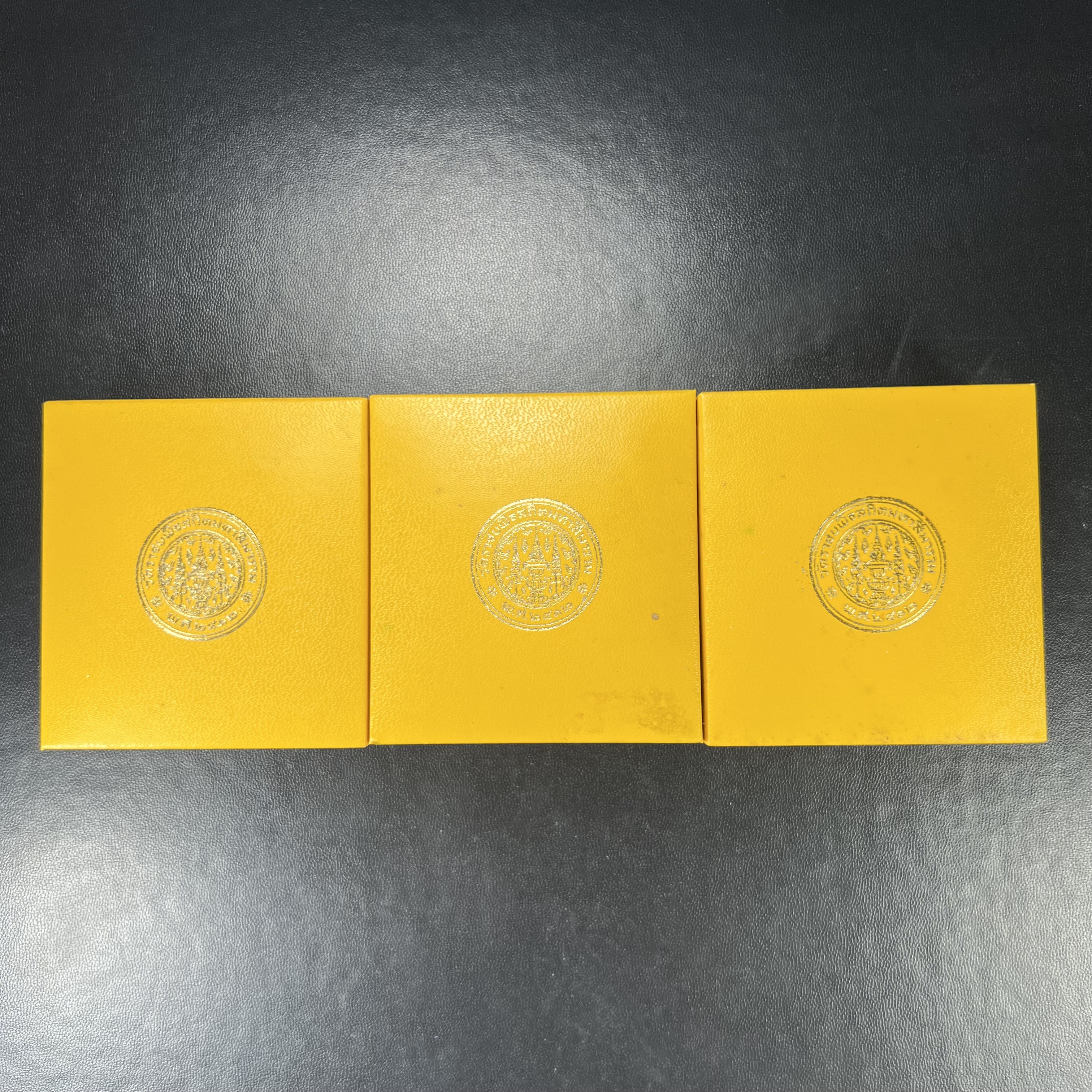 เหรียญพระโพธิสัตว์ อวโลกิเตศวร กวนอิม หลังมังกรเล่นแก้ว วัดราชบพิธสถิตมหาสีมาราม ปี 2536 เนื้อเงิน(ขัดเงาผิวกระจก) ขนาด 3 ซม. ตอกโค๊ตขอบเหรียญ ปลุกเสกพิธีใหญ่ พร้อมกล่องบรรจุเดิมครบ สภาพสวย