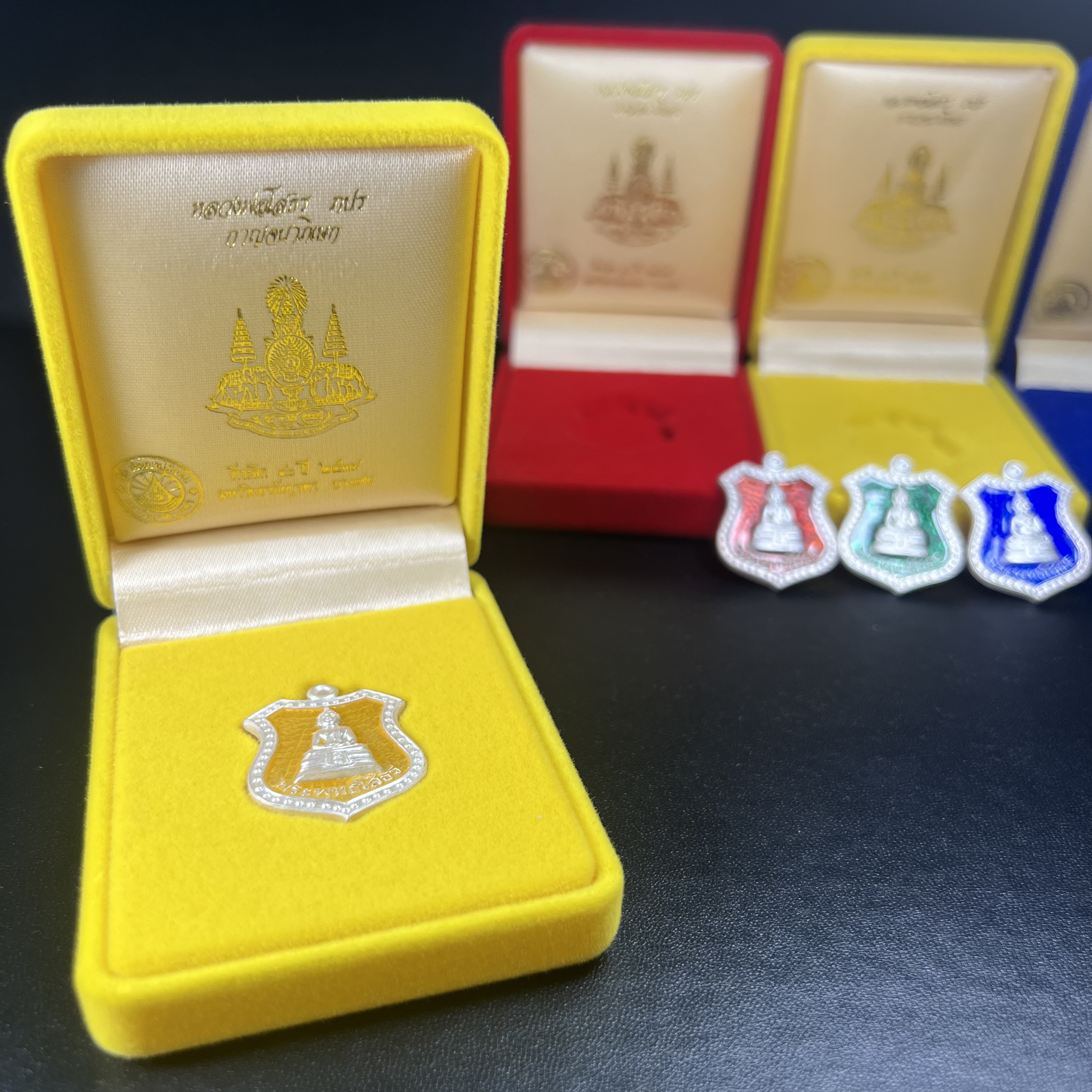 เหรียญหลวงพ่อโสธร ภปร. รุ่นกาญจนาภิเษก จัดสร้างในมงคลวโรกาสที่พระบาทสมเด็จพระเจ้าอยู่หัวรัชกาลที่9 เสด็จเถลิงถวัลย์สิริราชสมบัติ ครบ 50 ปี ในพุทธศักราช 2539 เนื้อเงินลงยา(สีแดง สีเหลือง สีน้ำเงิน สีเขียว)ครบชุดรวม 4 เหรียญ(พิธีใหญ่เข้มขลัง)1 ใน 9950 ชุด