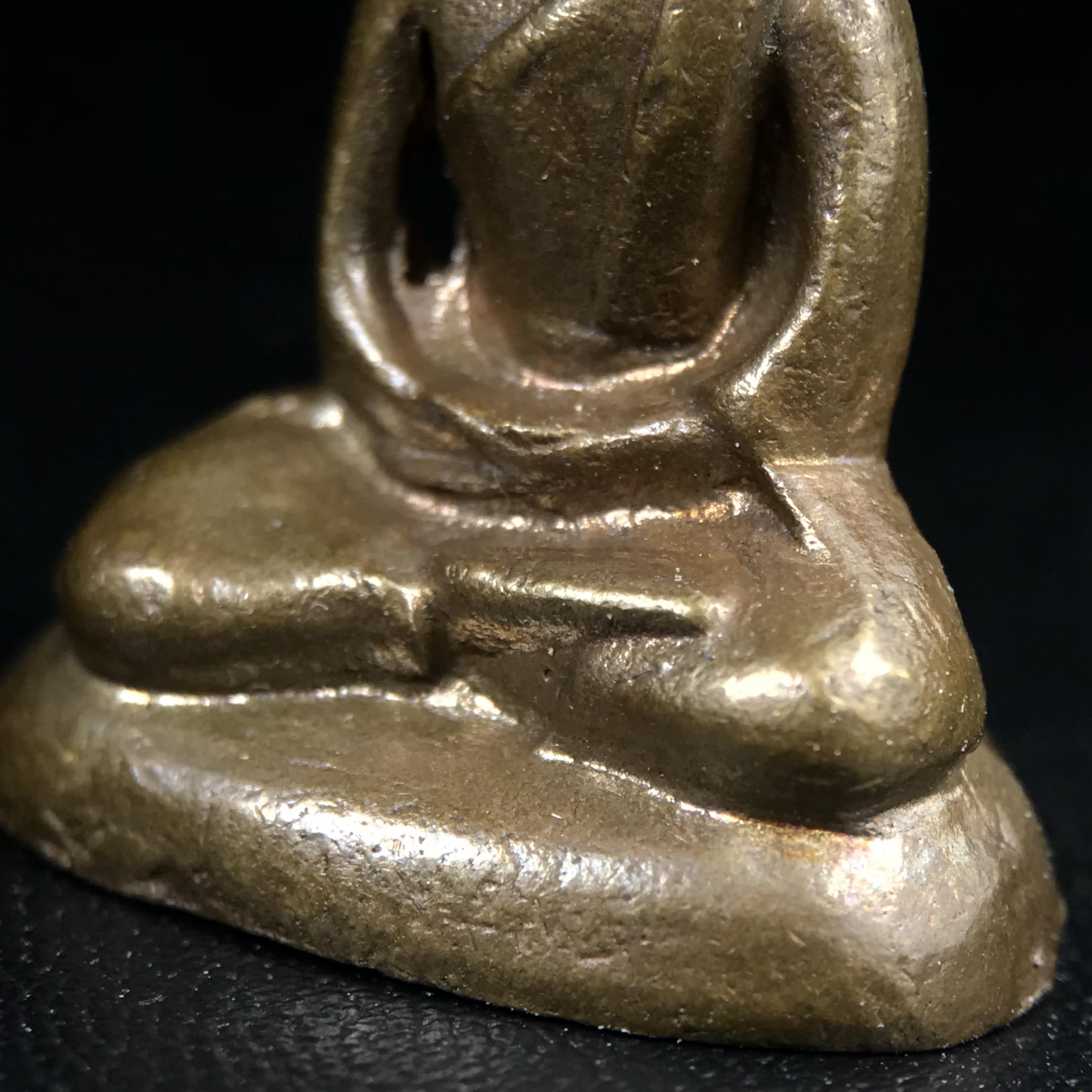 พระกริ่งฝีพระหัตถ์สมเด็จย่า ขนาดห้อยบูชาขนาดเล็ก จัดสร้างขึ้นเนื่องในวาระครบ 6 รอบ เมื่อวันที่21 ตุลาคม พ.ศ.2515(ในหลวงรัชกาลที่ 9 เสด็จพระราชดำเนินทรงเททอง)ปลุกเสกยิ่งใหญ่ เกจิ 108 รูป ร่วมปลุกเสก คัดสภาพสวยแบบนี้พบเจอน้อยมาก หมายเลขต้นๆหลักร้อย หายากมาก