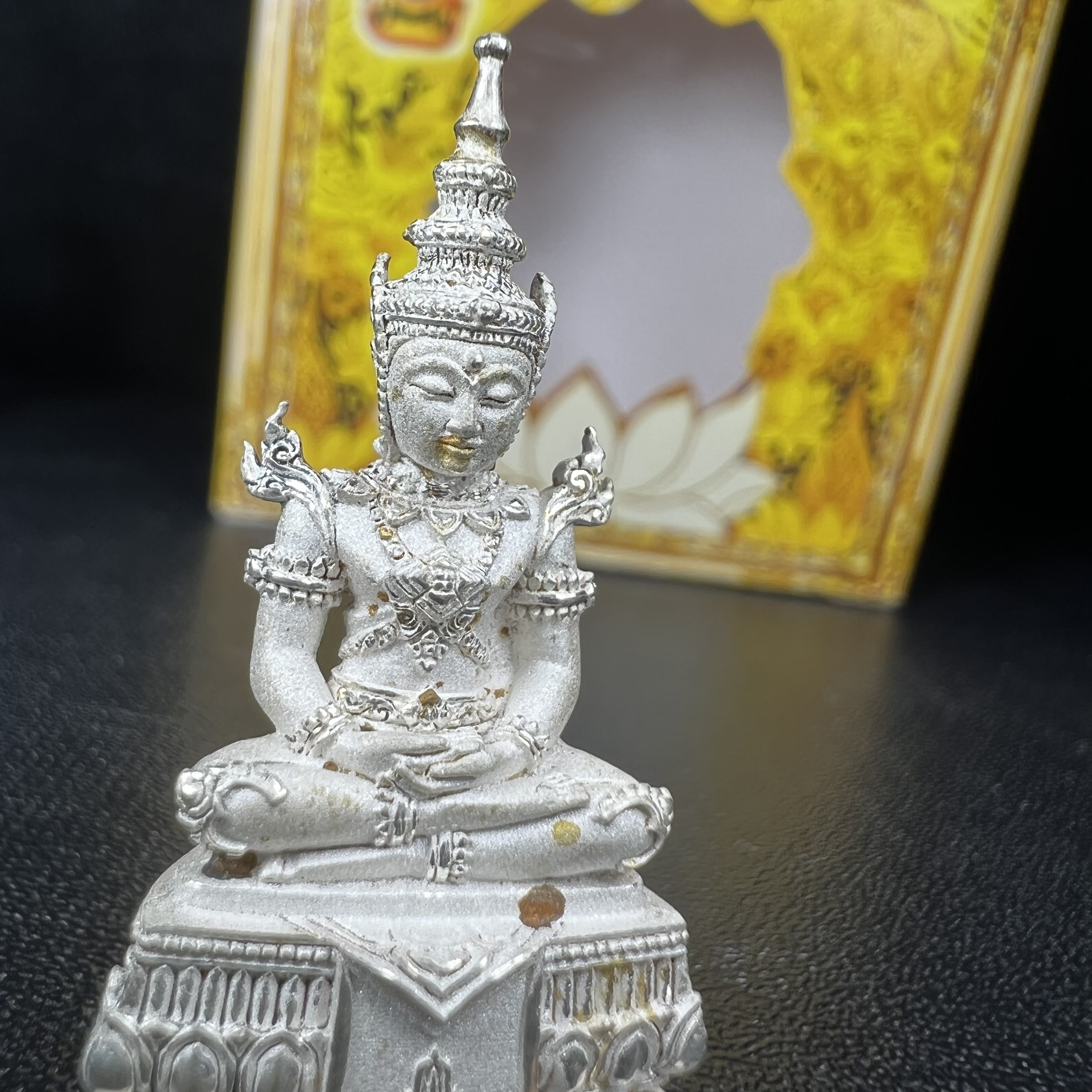 พระแก้วมรกต(จำลอง)ลอยองค์ ขนาดหน้าตัก 1/2 นิ้ว ทรงเครื่องฤดูร้อน เนื้อเงิน ตราสัญลักษณ์ฉลองสิริราชสมบัติ ครบ 60 ปี พ.ศ.2549(สภาพสวย ครบ สมบูรณ์))