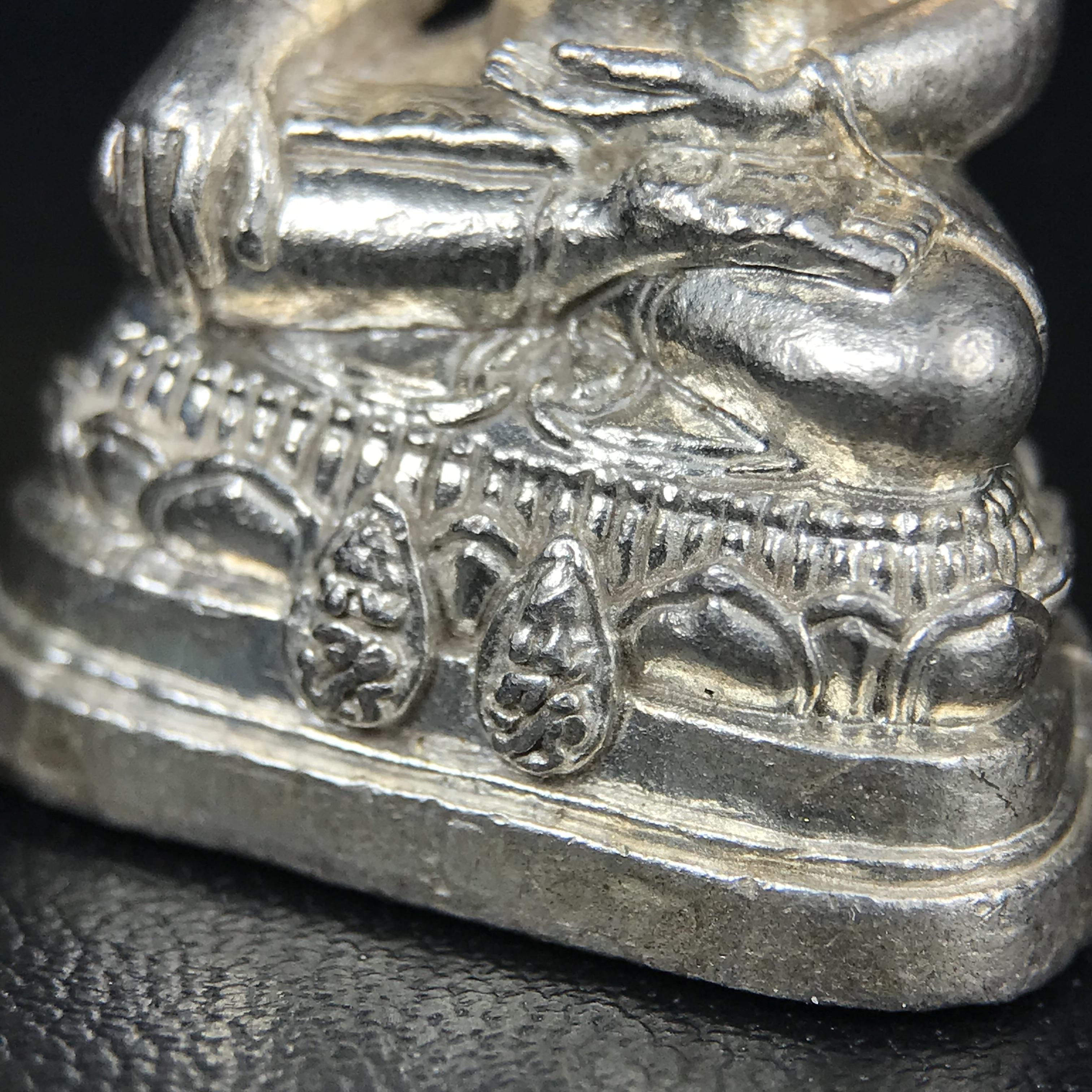 พระกริ่งพระพุทธนรสีห์ จปร.+ภปร. ครบรอบ 100 ปี ธนาคารไทยพาณิชย์ ปี 2550 พระกริ่งเนื้อเงิน(หายาก)(พุทธศิลป์งดงาม)ด้านหน้าฐานประดับด้วยตราสัญลักษณ์ "จปร" และ "ภปร" (องค์เนื้อเงินสร้างน้อย พบเจอน้อยหายาก)1 ใน 2500 องค์