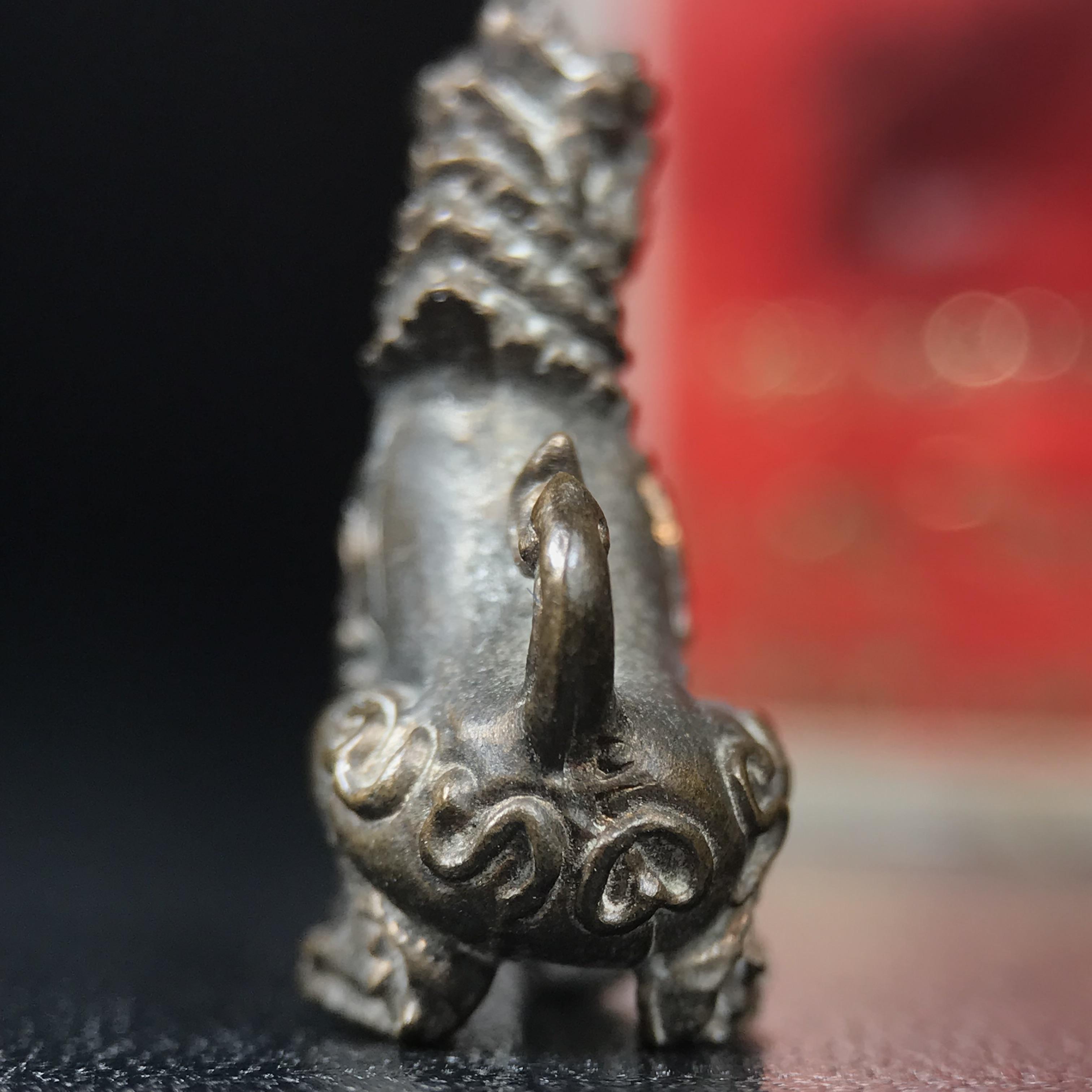 สิงห์เจ้าพ่อดำ วัดบุพพาราม จ.เชียงใหม่ ปี 2518 เนื้อนวโลหะ(ตอก 2 โค๊ต)หายาก(สภาพผิวเดิมสวยเดิมกล่องครบ) สิงห์รุ่นนี้มีพิธีดีมีเกจิอาจารย์ที่ร่วมปลุกเสกมากมาย****เครื่องราง ที่พระบาทสมเด็จพระเจ้าอยุ่รัชกาลที่ ๙ ทรงเสด็จฯประกอบพิธีด้วยพระองค์เอง