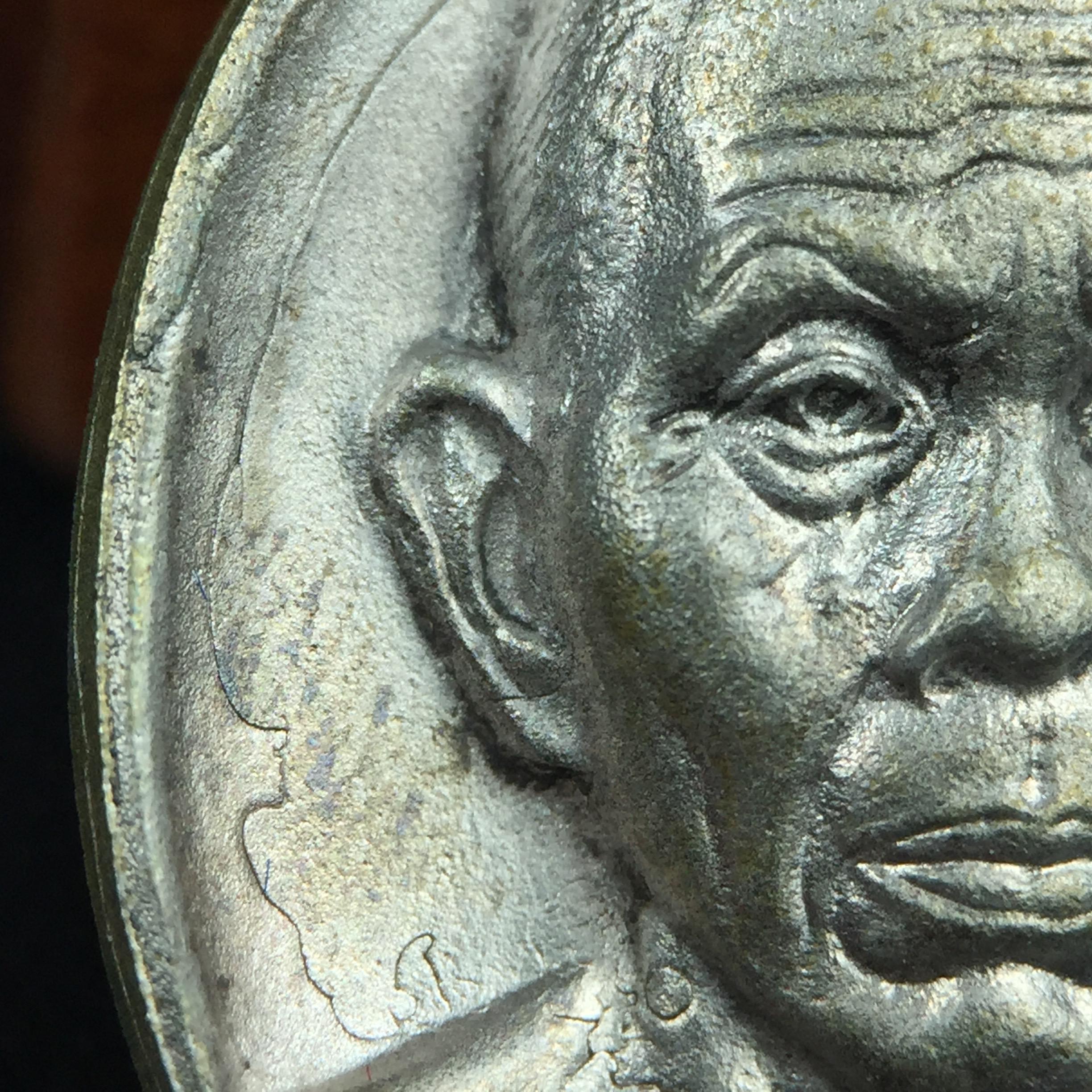 เหรียญรูปเหมือนพระญาณวิทยาคมเถร (หลวงพ่อคูณ ปริสุทโธ)ชุดกาญจนาภิเษกครองราชย์ครบ 50 ปี วัดบวรนิเวศวิหาร ปี 2538 เหรียญหล่อเนื้อนวโลหะ(พิเศษกรรมการมีรอยจาร ตอกโค๊ดหมายเลข ๑๗๘)(หายากพบเจอน้อยมาก)(พร้อมกล่องบรรจุเดิมลายไม้สีน้ำตาลมีตรากาญจนา) พิธีใหญ่