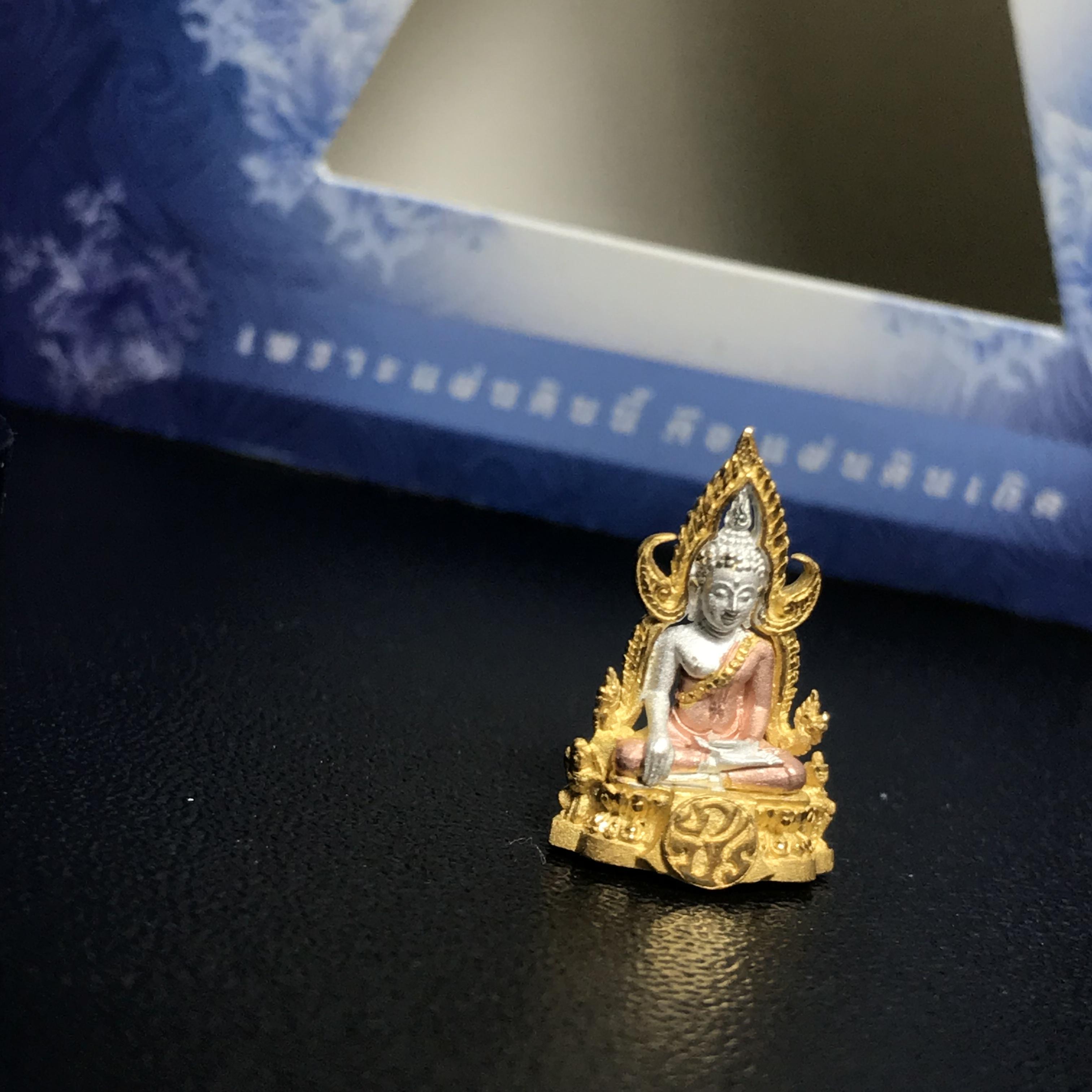 พระพุทธชินราช ภปร. โครงการ เพราะแผ่นดินนี้คือแผ่นดินเกิด เนื้อเงินชุบสามกษัตริย์ ปี2551 ขนาดหน้าตัก1/4นิ้ว (สวยงามหายาก)