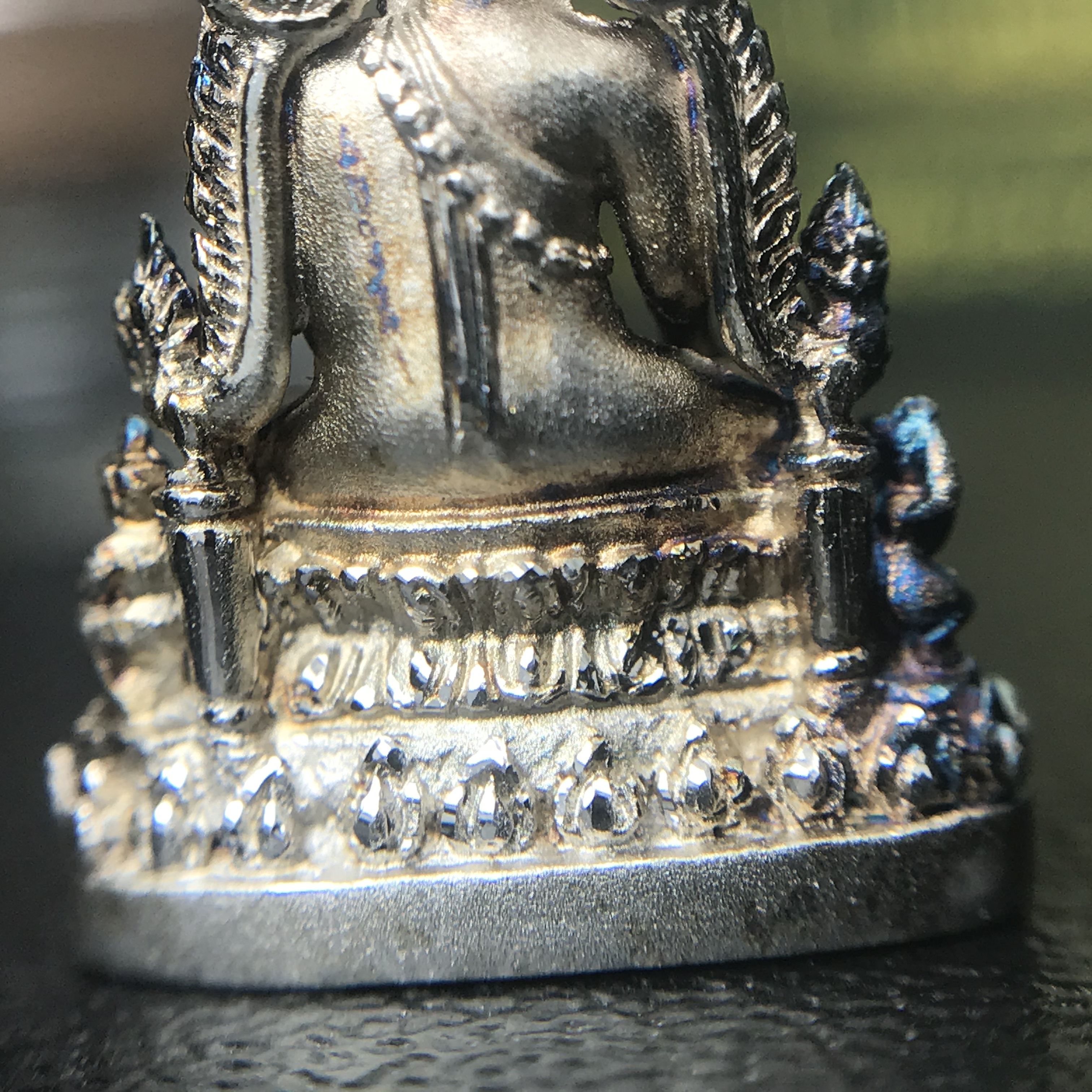 พระพุทธชินราช(จำลอง) ภปร. 84 พรรษา เนื้อเงินชุบทองคำขาว พิมพ์เล็กขนาดหน้าตัก 1/4 นิ้ว (สภาพผิวเดิมสวย ขึ้นสีรุ้งธรรมชาติ แบบนิยม)(พระราชทานมวลสาร จิตรลดาและเส้นพระเจ้า(เส้นผม))