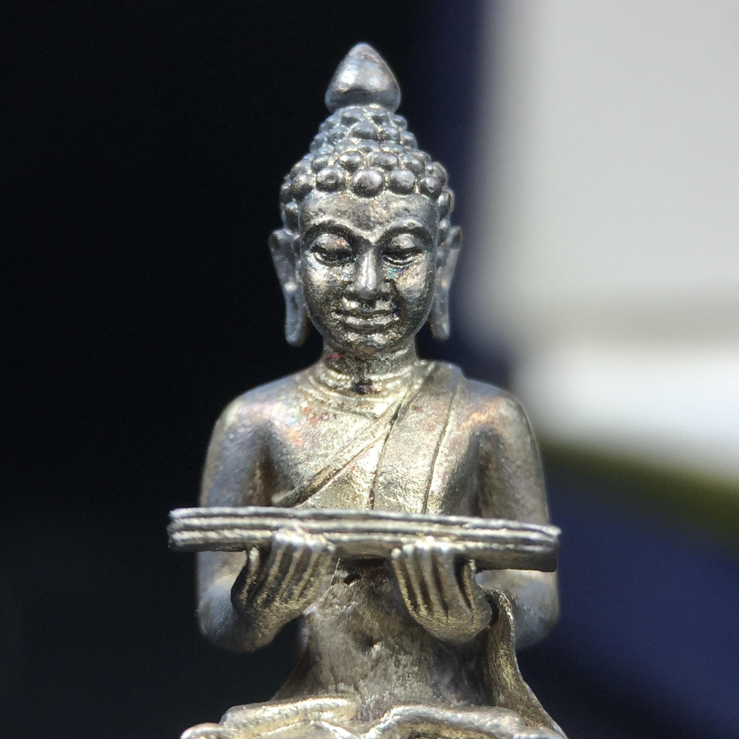 พระกริ่งปรมานุชิตชิโนรส วัดพระเชตุพนวิมลมังคลาราม(วัดโพธิ์) ปี2533 เนื้อเงิน ( ในหลวงรัชกาลที่9เสด็จเททอง)พิธีใหญ่ งดงามด้วยพุทธศิลป์เปี่ยมด้วยพุทธคุณ อีกหนึ่งรุ่นที่แนะนำสะสมบูชา