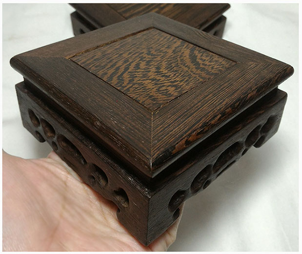 ฐานหรือกี๋ไม้ สี่เหลี่ยมเล็ก หน้าท๊อป 10cm อันละ