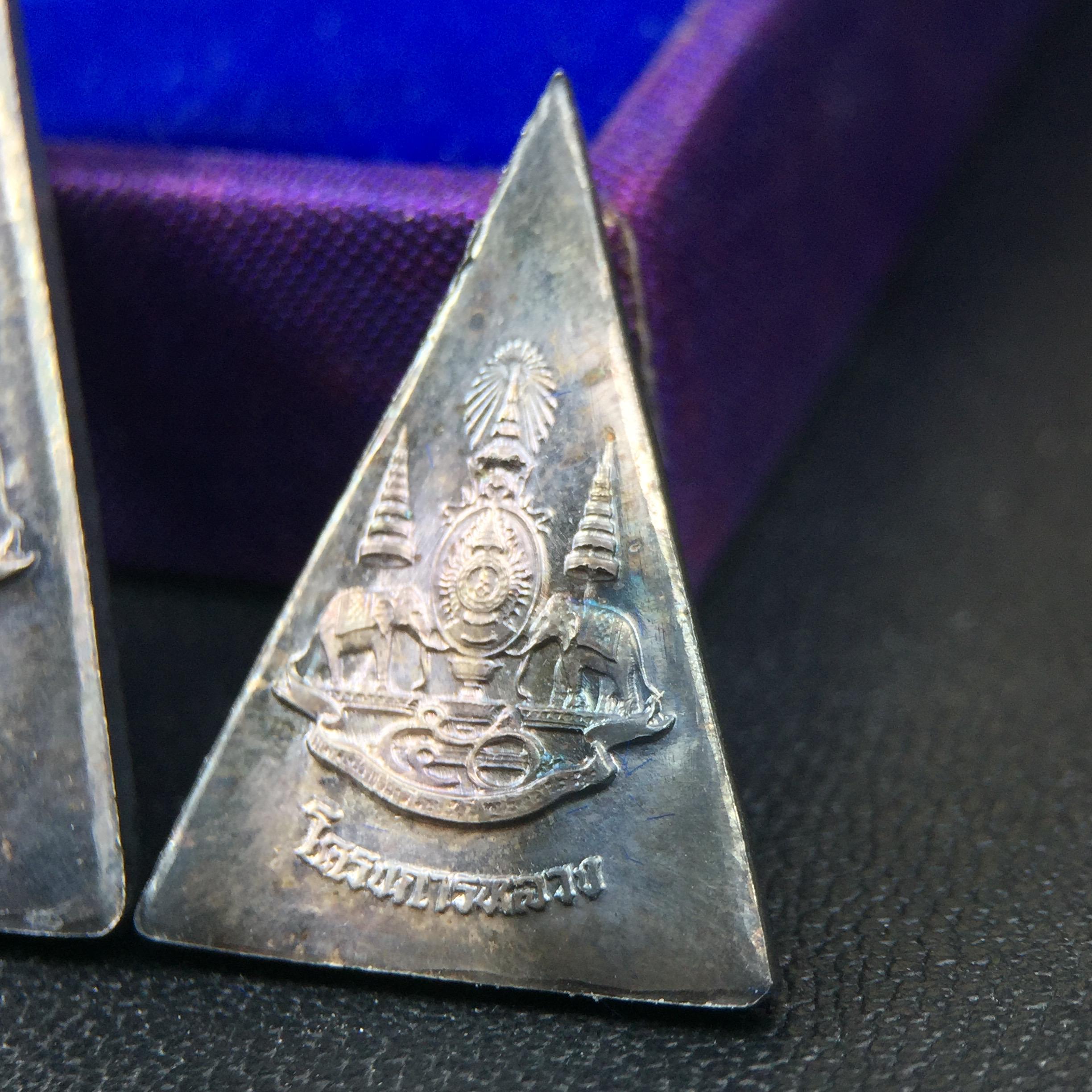 พระพุทธนวราชบพิตร พระพิมพ์จิตรลดา โครงการหลวง ปี2539 (พิมพ์ใหญ่+พิมพ์เล็ก) เนื้อเงินผิวเดิมขึ้นสีรุ่ง สวย แบบนิยมพร้อมกล่องบรรจุเดิม พิธีใหญ่ ปลุกเสกวัดพระแก้ว(1ชุด 2 องค์)