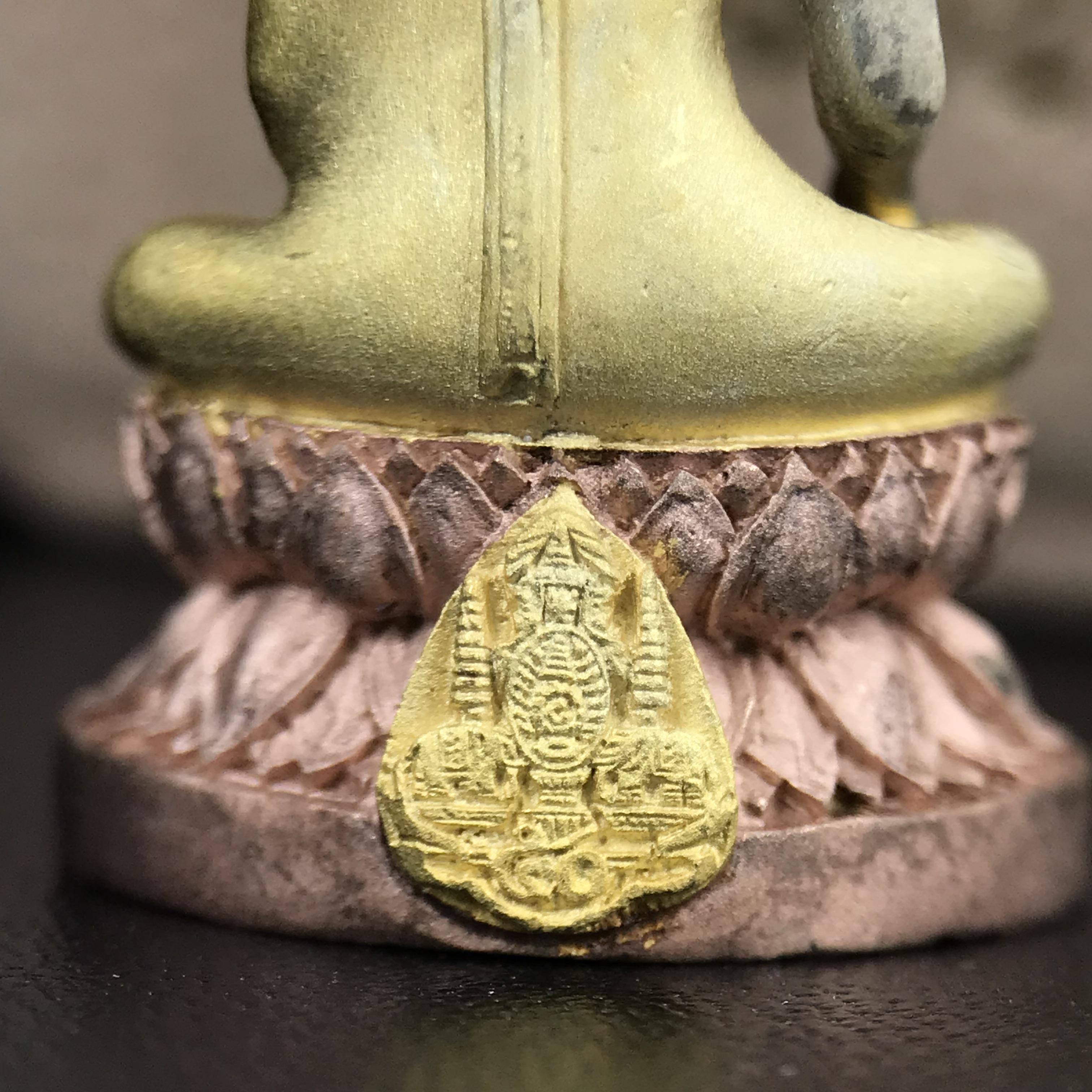 พระกริ่งพระพุทธนวราชบพิตร ตรากาญจนาภิเษกครองสิริราชสมบัติครบ 50 ปี รัชกาลที่9 ปี2540 เนื้อเงินสามกษัตริย์(ผิวเดิมสวย ครบ สมบูรณ์)พร้อมกล่องบรรจุเดิมครบ ชุดพระราชทาน(หายาก)