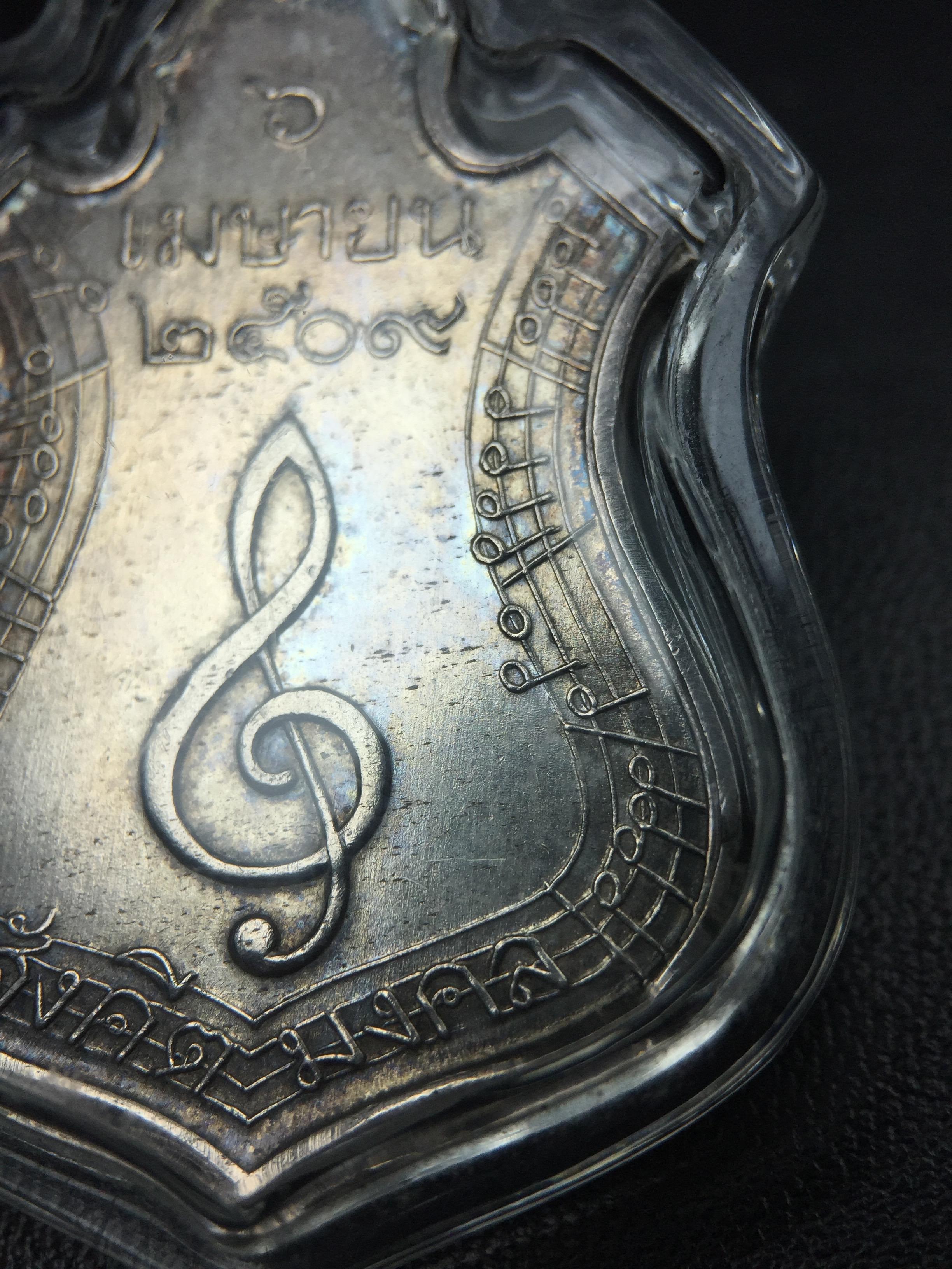 เหรียญสังคีตมงคล ภปร. ปี 2509(พระราชทาน)สุดยอดหายาก สร้างโดยพระราชทรัพย์ส่วนพระองค์ของพระบาทสมเด็จพระเจ้าอยู่หัวรัชกาลที่9(1ใน300 เหรียญ)เนื้อเงินสภาพสวยๆมีผิวขึ้นน้ำทองรุ้งๆเดิมๆตามกาลเวลา