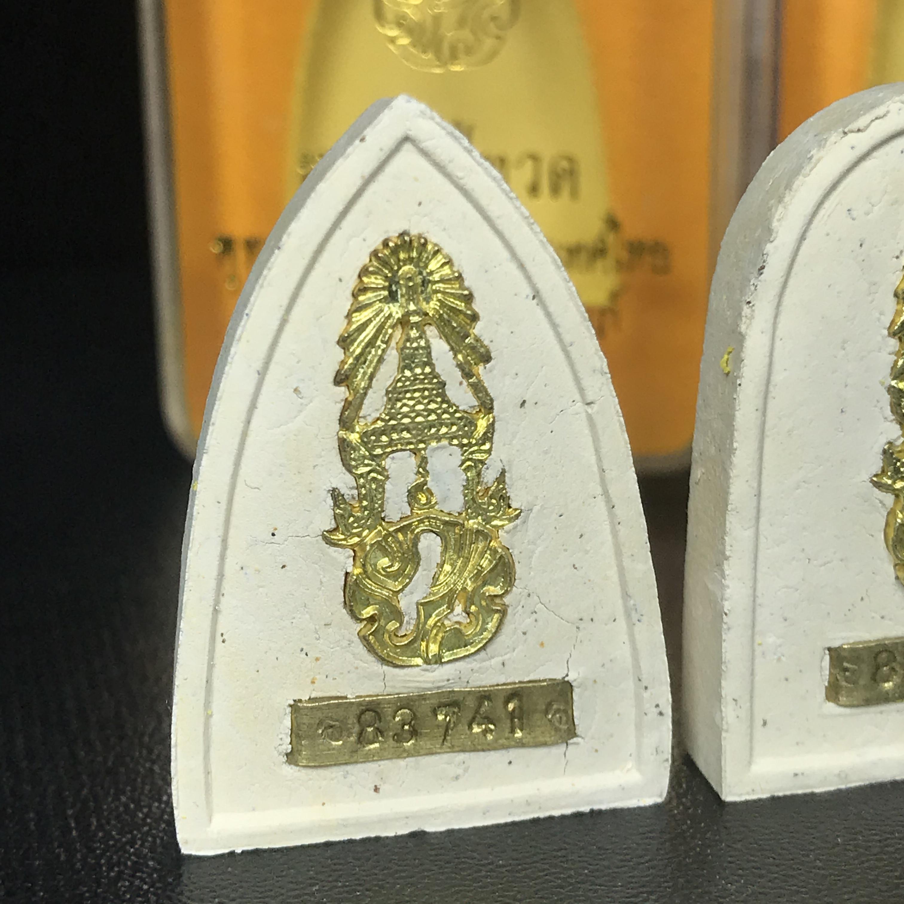 พระหลวงปู่ทวด ภปร.ปี2547 (เนื้อพิเศษกรรมการ)ทรงกลีบบัวและทรงกลีบขนุน เนื้อผงสมเด็จฯ(โรยผงตะไบ ชนวนเก่า) พร้อมกล่องบรรจุเดิม(หายาก)