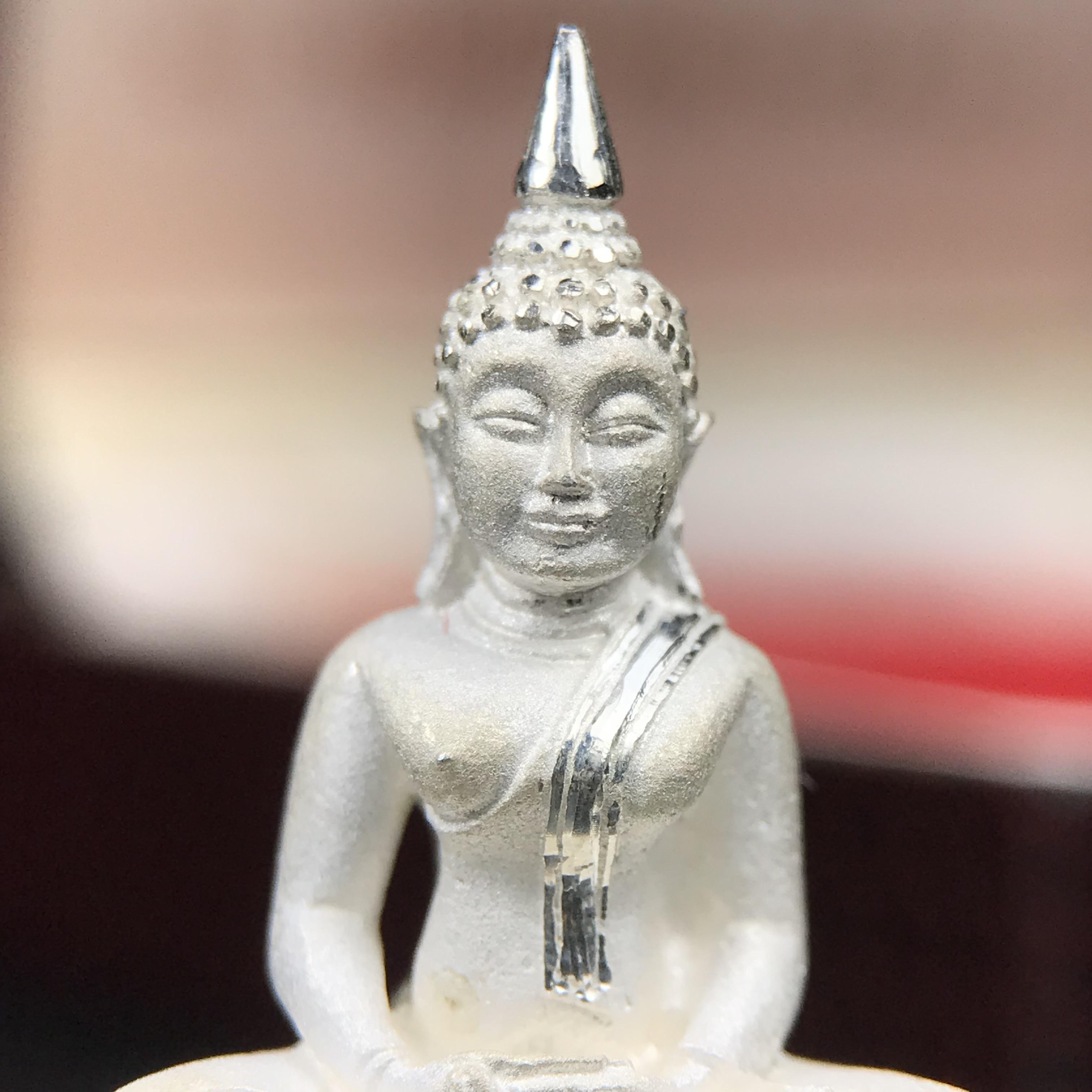 พระพุทธโสธร(หลวงพ่อโสธร) รุ่นสร้างอุโบสถ ปี2539 เนื้อเงินทรายนวลขัดเงาบางส่วน ลอยองค์พิมพ์ใหญ่ สภาพสวยกล่องบรรจุเดิมครบสมบูรณ์(งานแพรนด้า จิวเวลรี่)สวยงดงาม