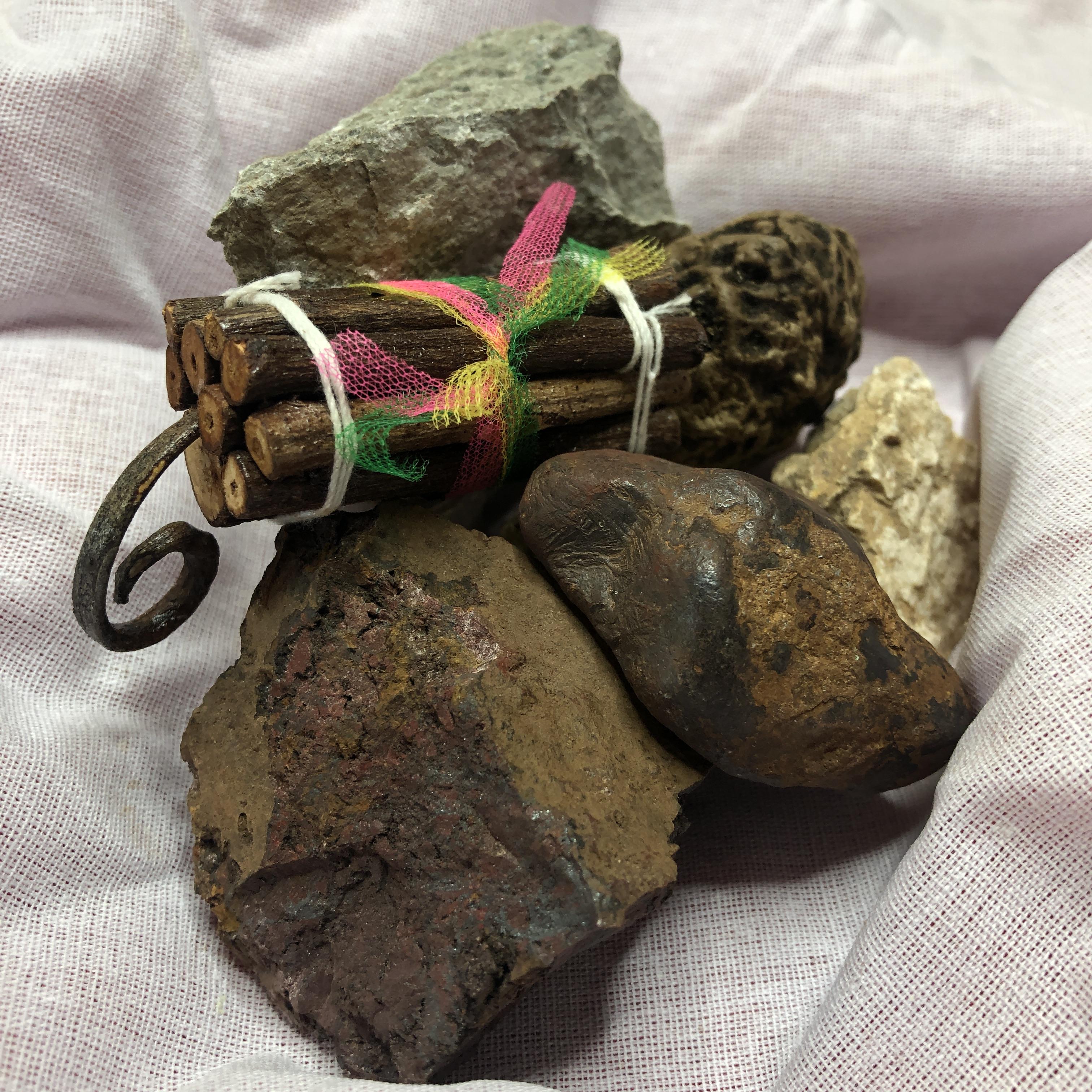 ของป้องกัน ชุดถุงแดงชุดเล็ก ลงเสาเอก ลงเสาโท | อุปกรณ์ตั้งเสาเอก ชุดลงเสาเอกเสาโท ตั้งเสาเอก อุปกรณ์ลงเสาเอก ชุดยกเสาเอก สิริมงคล สวยงาม ครบชุด ยกเสาเอก ลงเสาเอก