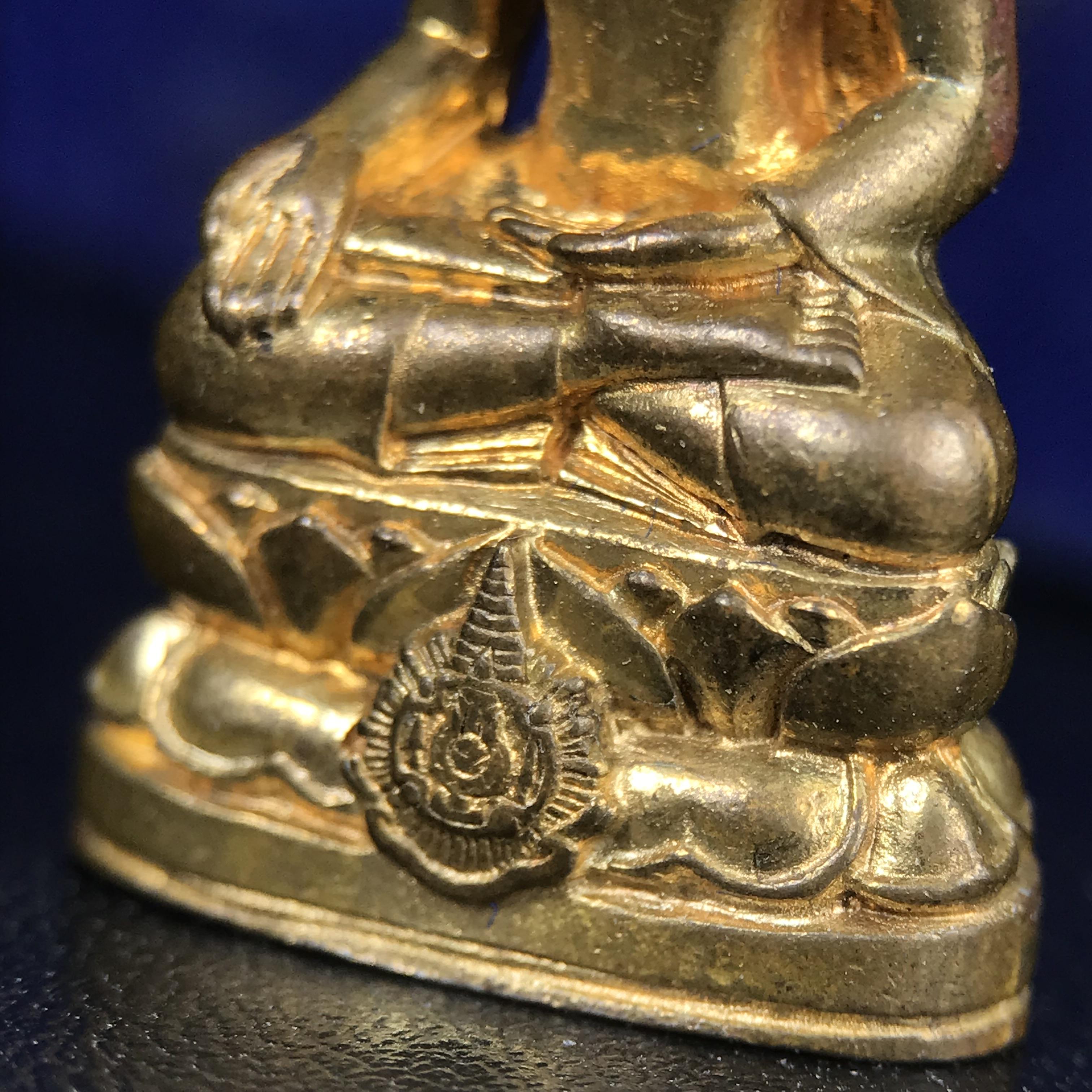 พระกริ่งไพรีพินาศ บรรจุเหล็กไหล ครั้งแรกและครั้งเดียวในประวัติศาสตร์ เฉลิมพระเกียรติ พระบาทสมเด็จพระเจ้าอยู่หัวรัชกาลที่9 พระชนมพรรษา 6 รอบ ปี2542 เนื้อสัมฤทธิ์(บรรจุเหล็กไหล)ดีนอก-ดีใน พิธีใหญ่ มวลสารเด่น (หายาก)