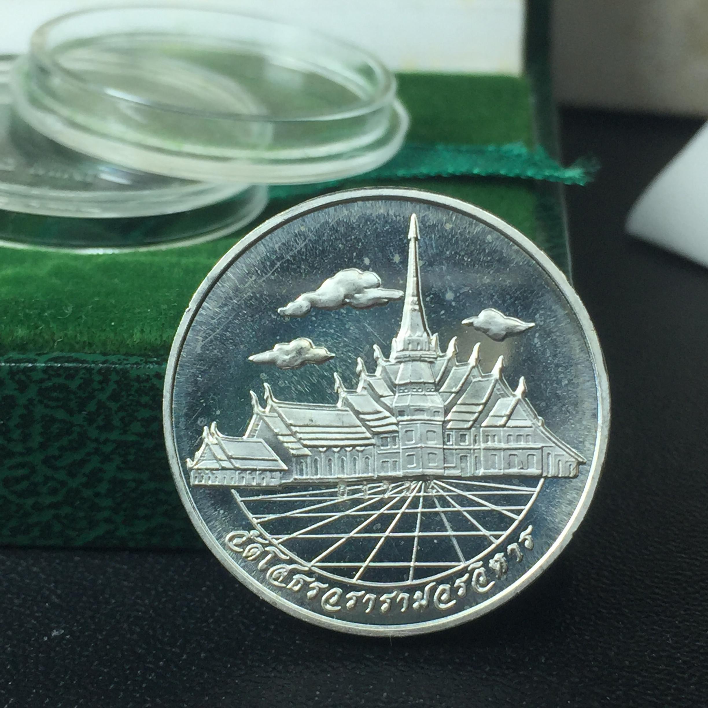 พระพุทธโสธร ภปร. รุ่นย้อนยุค สร้างพระอุโบสถ สมาคมชาวฉะเชิงเทรา จัดสร้าง ปี 2539 วโรกาสครองสิริราชสมบัติครบ 50 ปี เนื้อเงิน เหรียญปั้มด้านหน้า ภปร. ด้านหลัง พระอุโบสถ ขนาด 2.5 ซม.เนื้อเงิน(ผิวเดิม) พร้อมกล่องบรรจุและใบรับรองเดิมครบสมบูรณ์