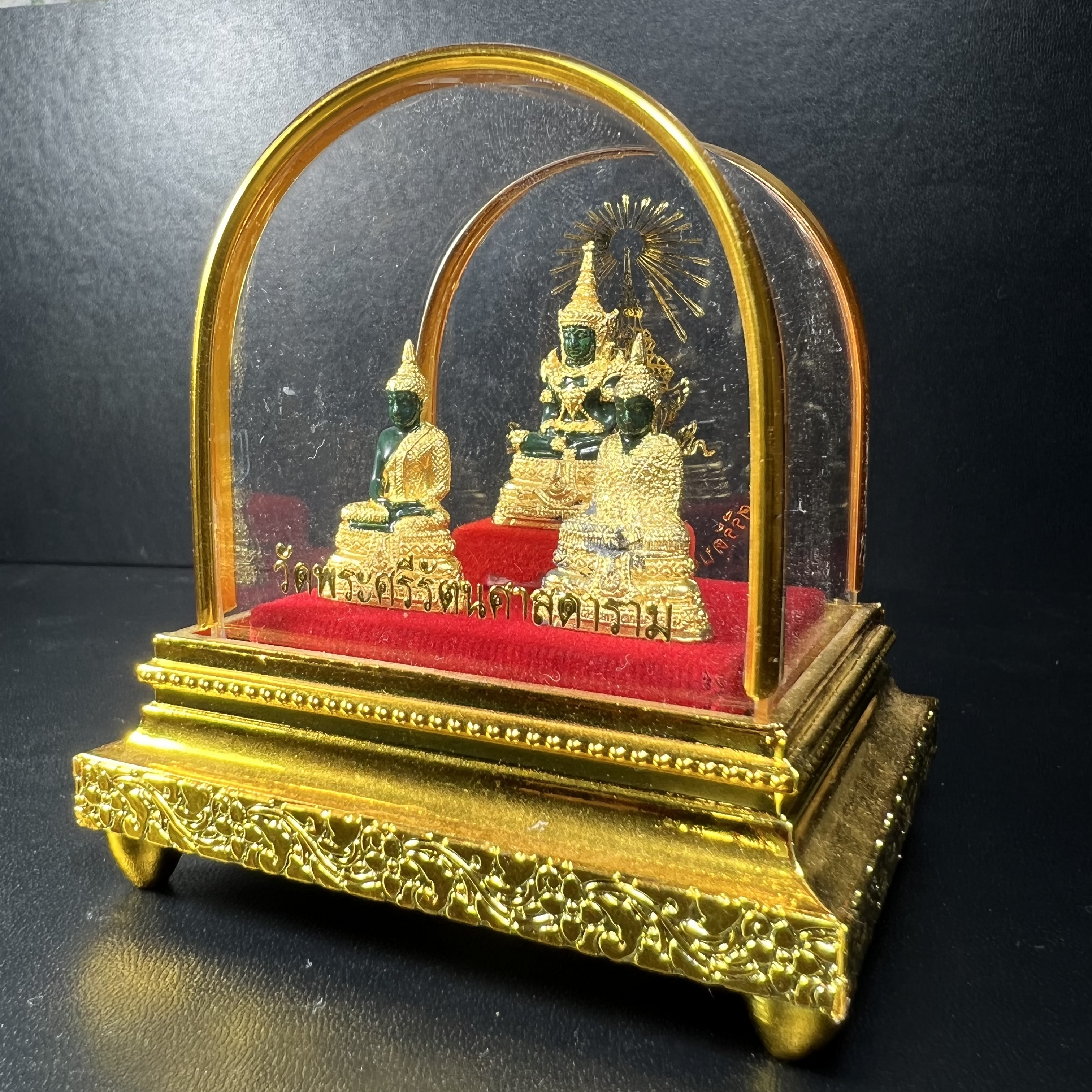 พระพุทธมหามณีรัตนปฏิมากร(พระแก้วมรกต) วัดพระศรีรัตนศาสดาราม สำนักพระราชวัง จัดสร้าง พิมพ์ทรงเครื่อง 3 ฤดู(ร้อน ฝน หนาว) หน้าตัก 1 นิ้วพร้อมครอบตู้เดิม(บรรจุมวลสารใต้ฐาน)