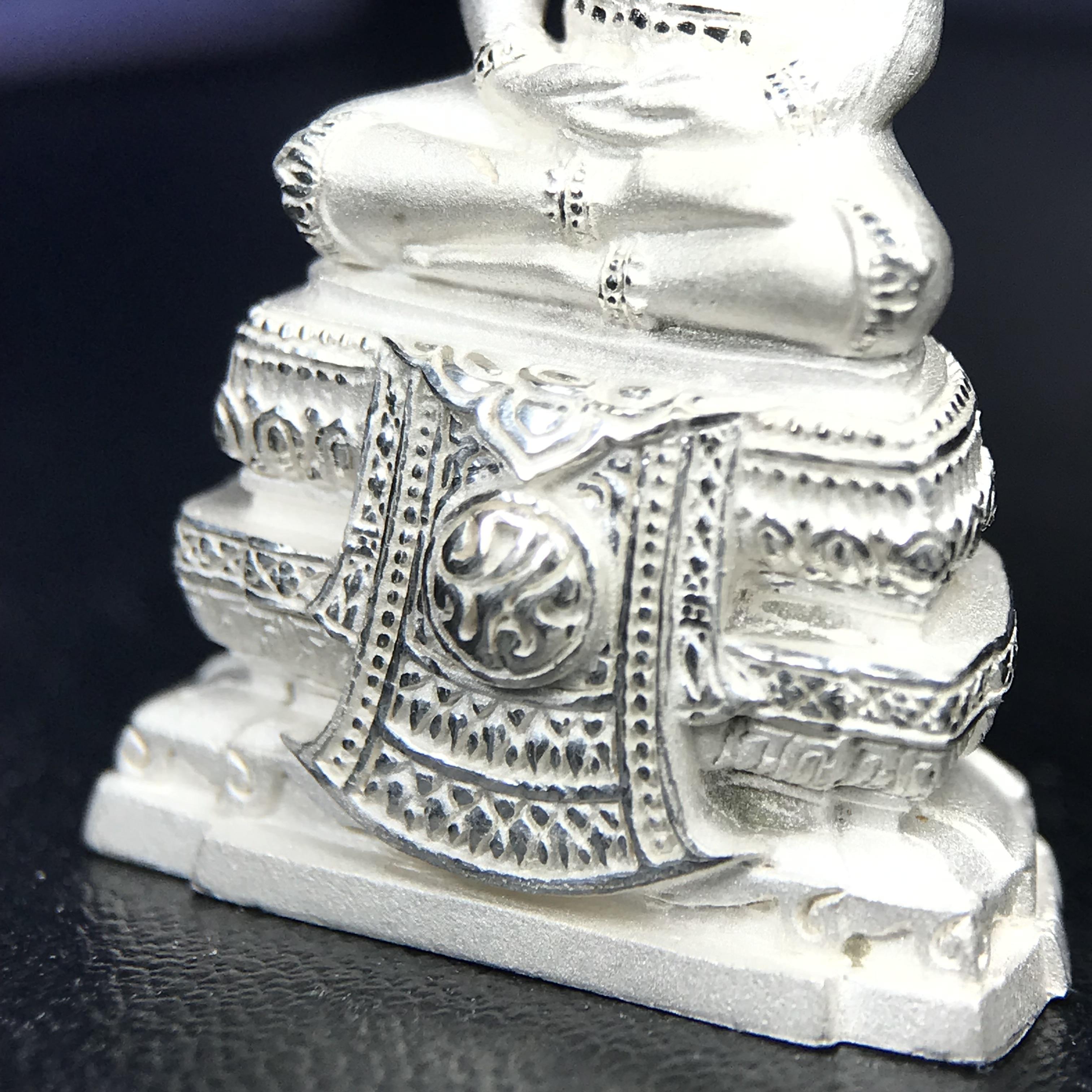 พระแก้วมรกต ภปร. ปี 2547 จัดสร้างโดยโรงพยาบาลภูมิพลอดุลยเดช เนื้อเงิน ลอยองค์ หน้าตัก 1/2 นิ้ว พิธีมหามังคาภิเษก ณ พระอุโบสถวัดพระศรีรัตนศาสดาราม(วัดพระแก้ว) งดงามทรงคุณค่าอีกหนึ่งรุ่นยอดนิยม หายาก(เลขสวยผมรวมได้เก้า หมายเลข ๑๐๘๙)(1ใน3000องค์)