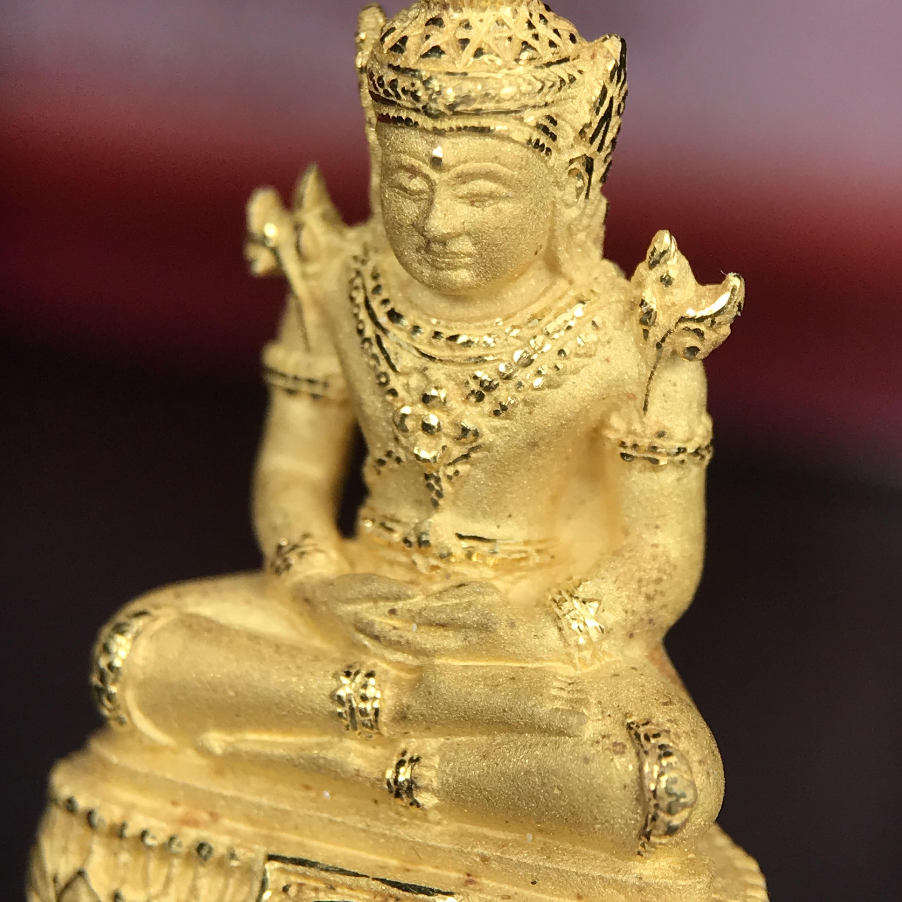 พระแก้วมรกต ภปร.(รุ่นแรก) ปี2545 รุ่นฉลองกรุงรัตนโกสินทร์ครบ 220 ปี พิมพ์ลอยองค์ใหญ่ เนื้อทองคำบริสุทธิ์ 96.5%(15.2 กรัม) ขนาด 19*35 มม.ครบสมบูรณ์(องค์หมายเลข ๓๓)(เลขคู่สวย)สุดยอดมงคลแผ่นดินที่ควรเก็บรักษา บูชาเป็นมงคลชีวิต(สวยงามและหายากมาก)(1ใน1000องค์)