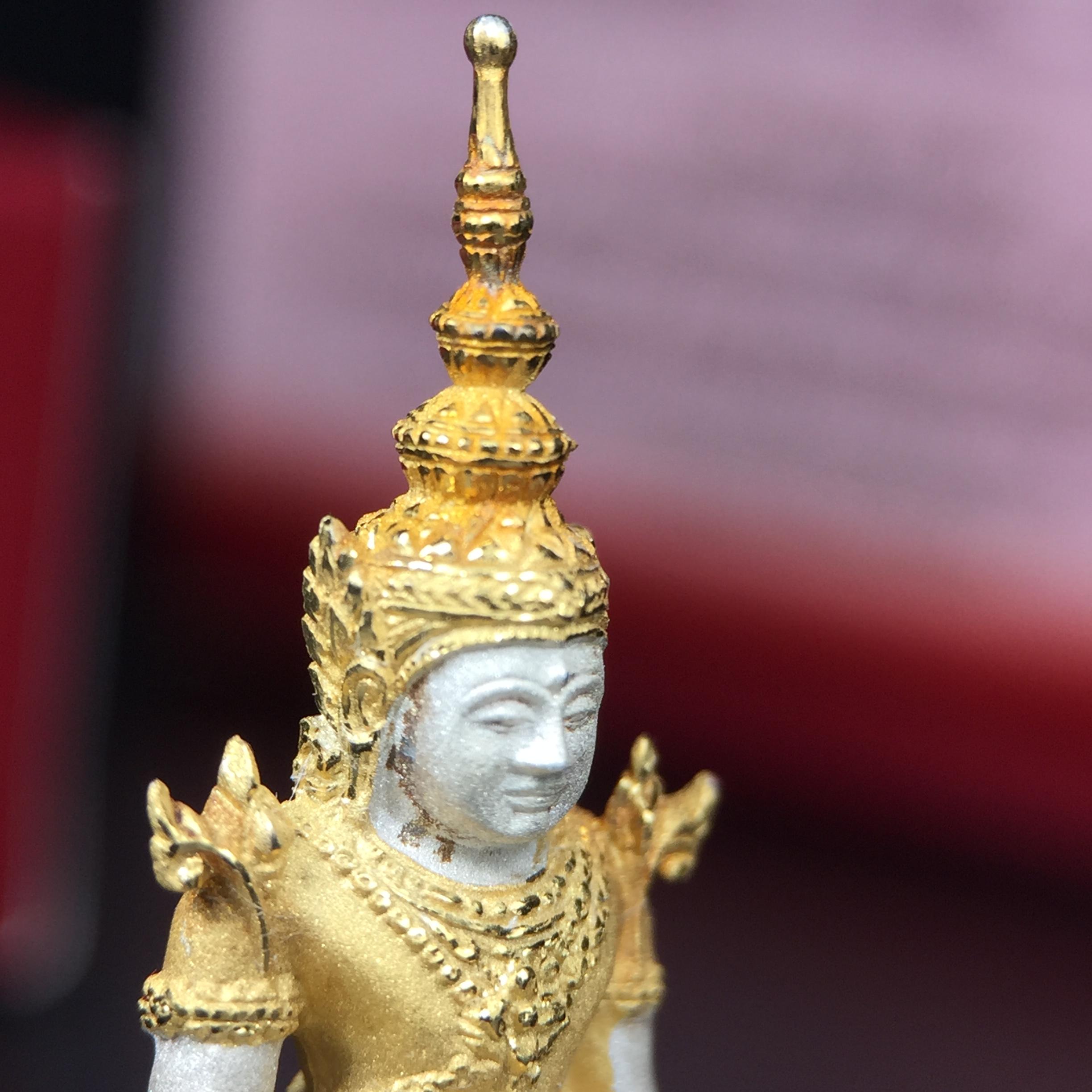 พระแก้วมรกต ภปร.(รุ่นแรก) ปี2545 รุ่นฉลองกรุงรัตนโกสินทร์ครบ 220 ปี พิมพ์ลอยองค์ใหญ่ เนื้อเงินบริสุทธิ์ 92.5% (สามกษัตริย์) ขนาด 19*35 มม. พร้อมกล่องบรรจุดิม สวยครบสมบูรณ์