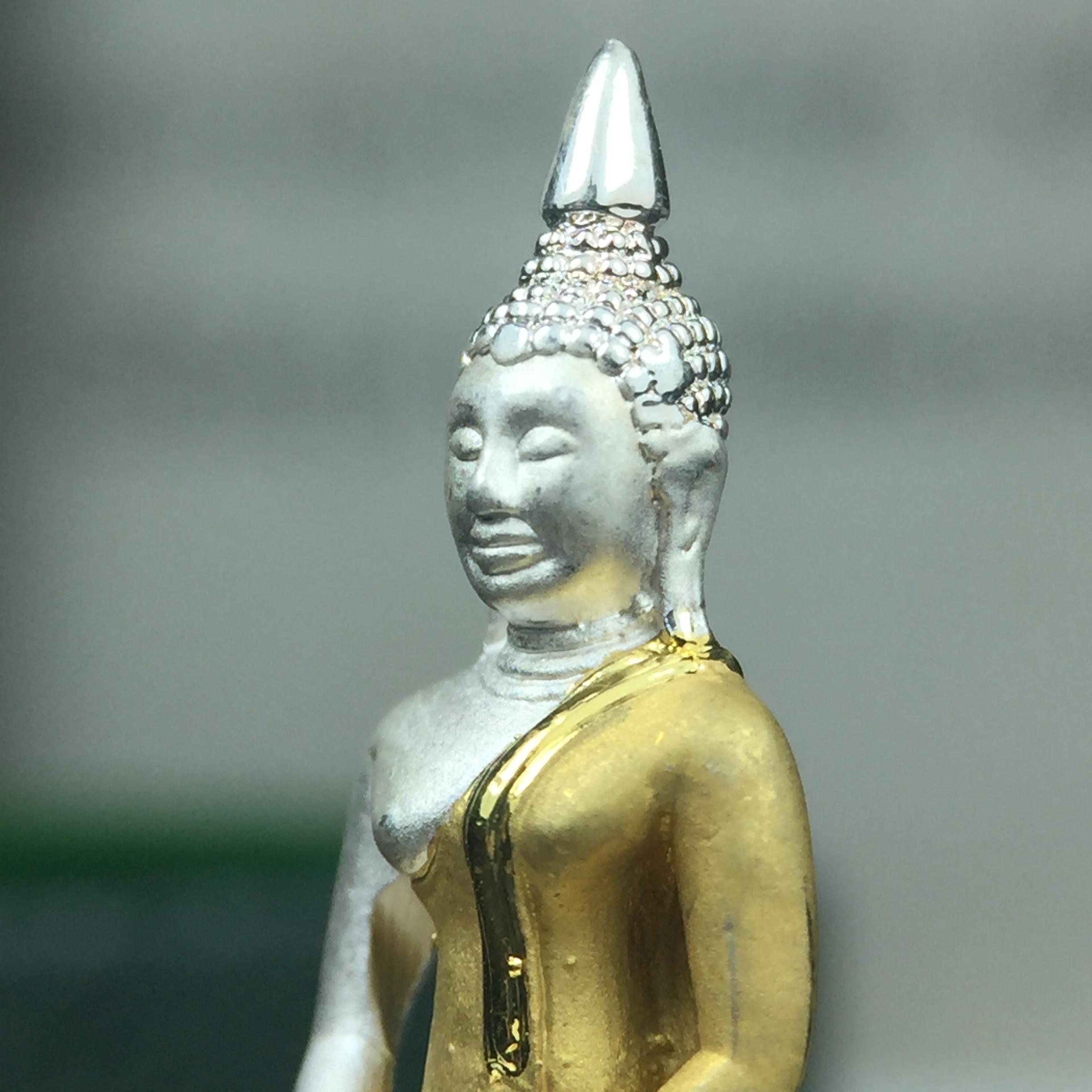 พระพุทธโสธร ภปร. รุ่นย้อนยุค สร้างพระอุโบสถ สมาคมชาวฉะเชิงเทรา จัดสร้าง ปี 2539 วโรกาสครองสิริราชสมบัติครบ 50 ปี เนื้อเงินชุบสามกษัตริย์ทรายนวลขัดเงาบางส่วน(สภาพผิวเดิม เก่าเก็บอย่าดี สวยมาก แบบนี้หายาก) พร้อมกล่องบรรจุและใบรับรองเดิมครบสมบูรณ์