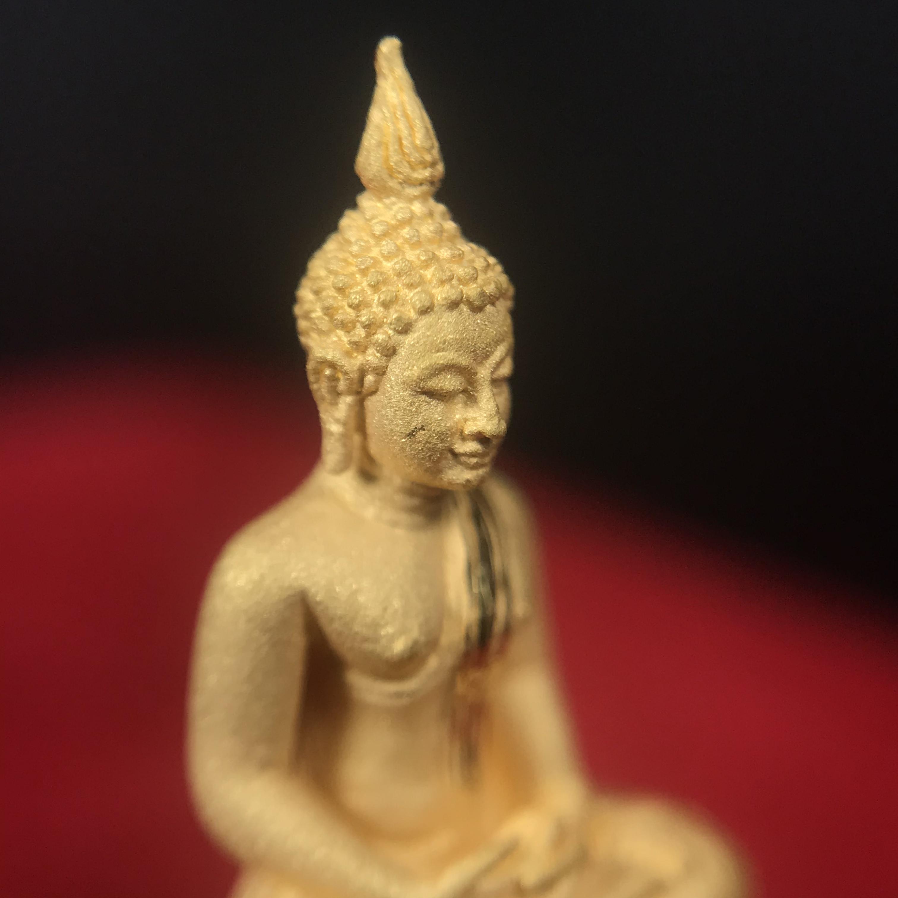 พระชัยวัฒน์พุทธสิหิงค์ ภปร. รุ่นสร้างหอพระธรรมศาสตร์ ปี2542 เนื้อทองคำ(5.9 กรัม) มหาพิธี 3วาระอันยิ่งใหญ่(1ใน5000องค์)