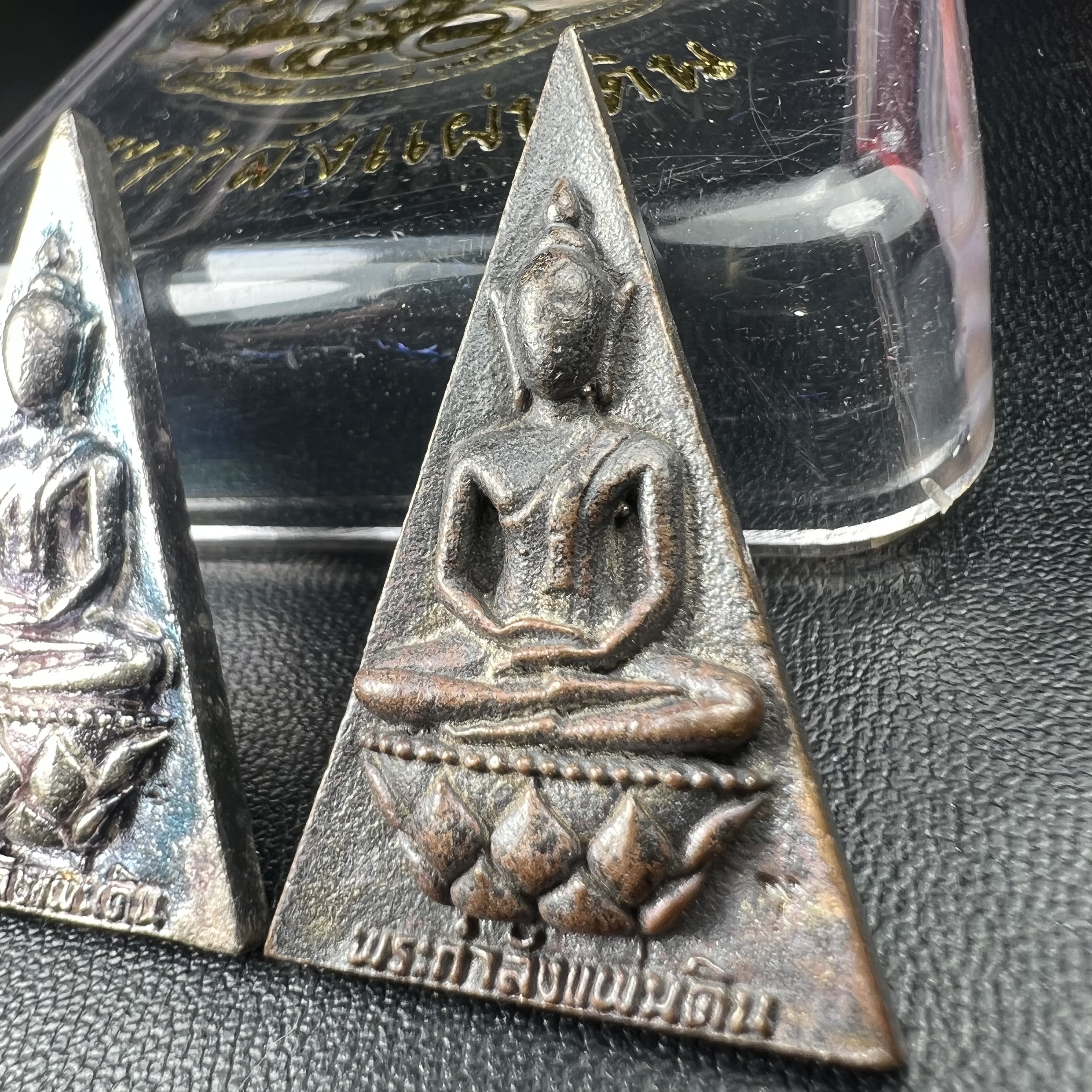 พระกำลังแผ่นดิน (สมเด็จจิตรลดา2) จัดสร้างเฉลิมพระเกียรติ ร.9 ครองราชย์ 50 ปี 2539 เนื้อเงิน(ผิวเดิมกลับดำ รุ้งๆสวย)+เนื้อนวโลหะ(สร้างน้อยหายาก)พร้อมกล่องบรรจุเดิมครบสมบูรณ์(1ใน2539องค์)