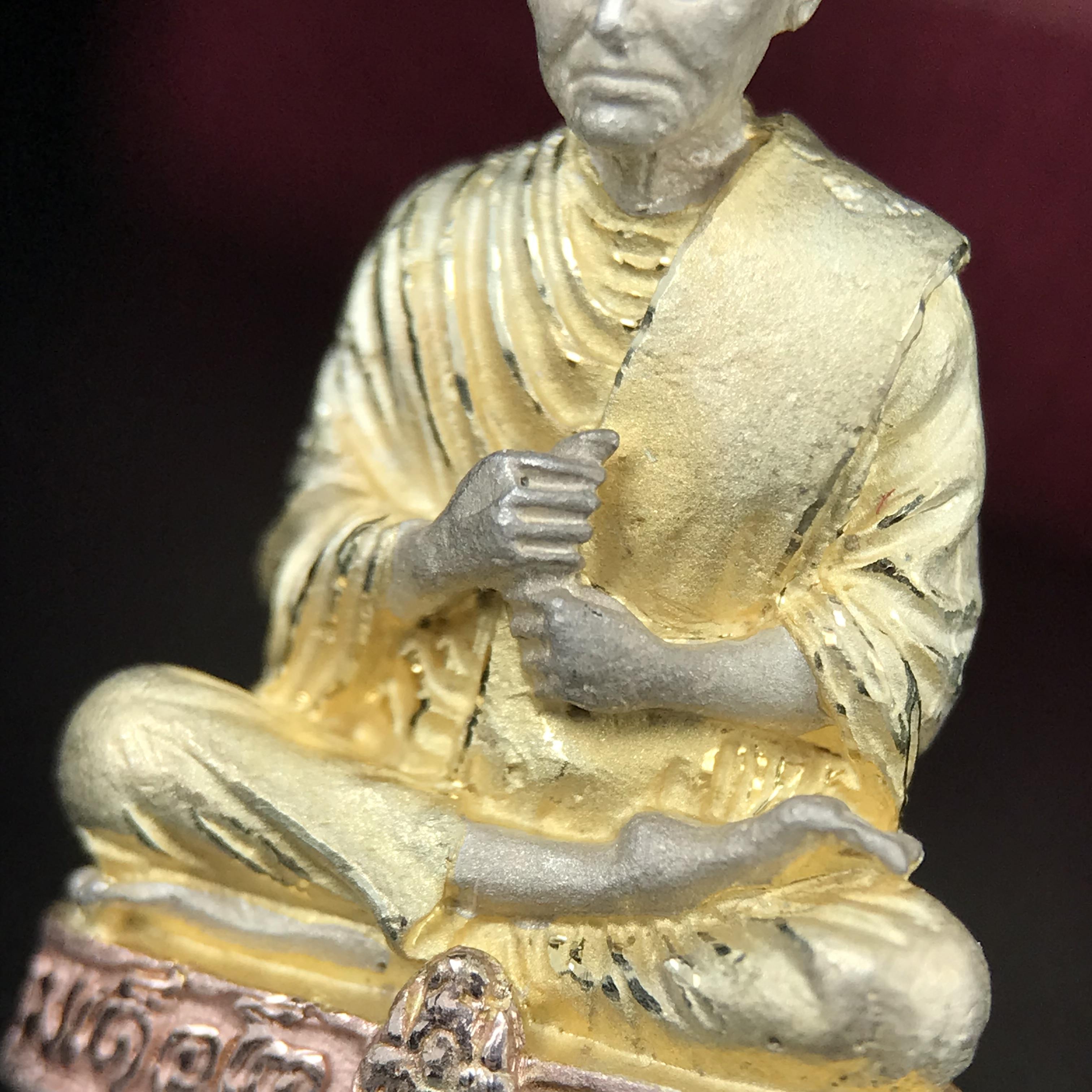 รูปเหมือนสมเด็จพระพุฒาจารย์ (โต พรหมรังสี)วัดใหม่อมตรส บางขุนพรหม ปี2540 รุ่นกาญจนาภิเษก จัดสร้างในวโรกาสที่รัชกาลที่ 9 ทรงครองสิริราชสมบัติ ครบ 50ปี ลอยองค์พิมพ์ใหญ่ เนื้อเงินบริสุทธิ์ 99.9% แบบชุบสามกษัตริย์ขัดเงาบางส่วน พร้อมกล่องบรรจุเดิมครบ