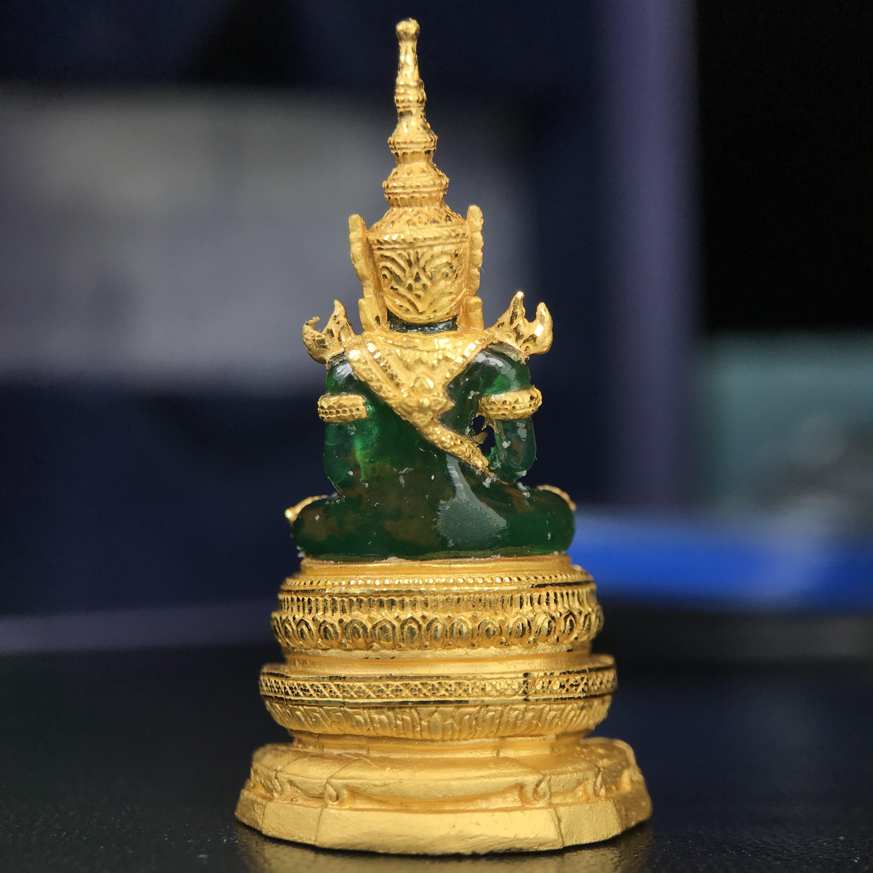 พระแก้วมรกต ภปร. จัดสร้างโดย รพ.ภูมิพลฯ ปี2547 ลอยองค์ขนาดหน้าตัก 1/2 นิ้ว เนื้อเรซิ่นหุ้มทองคำ99.99 งดงามทรงคุณค่าอีกหนึ่งรุ่นยอดนิยม หายาก