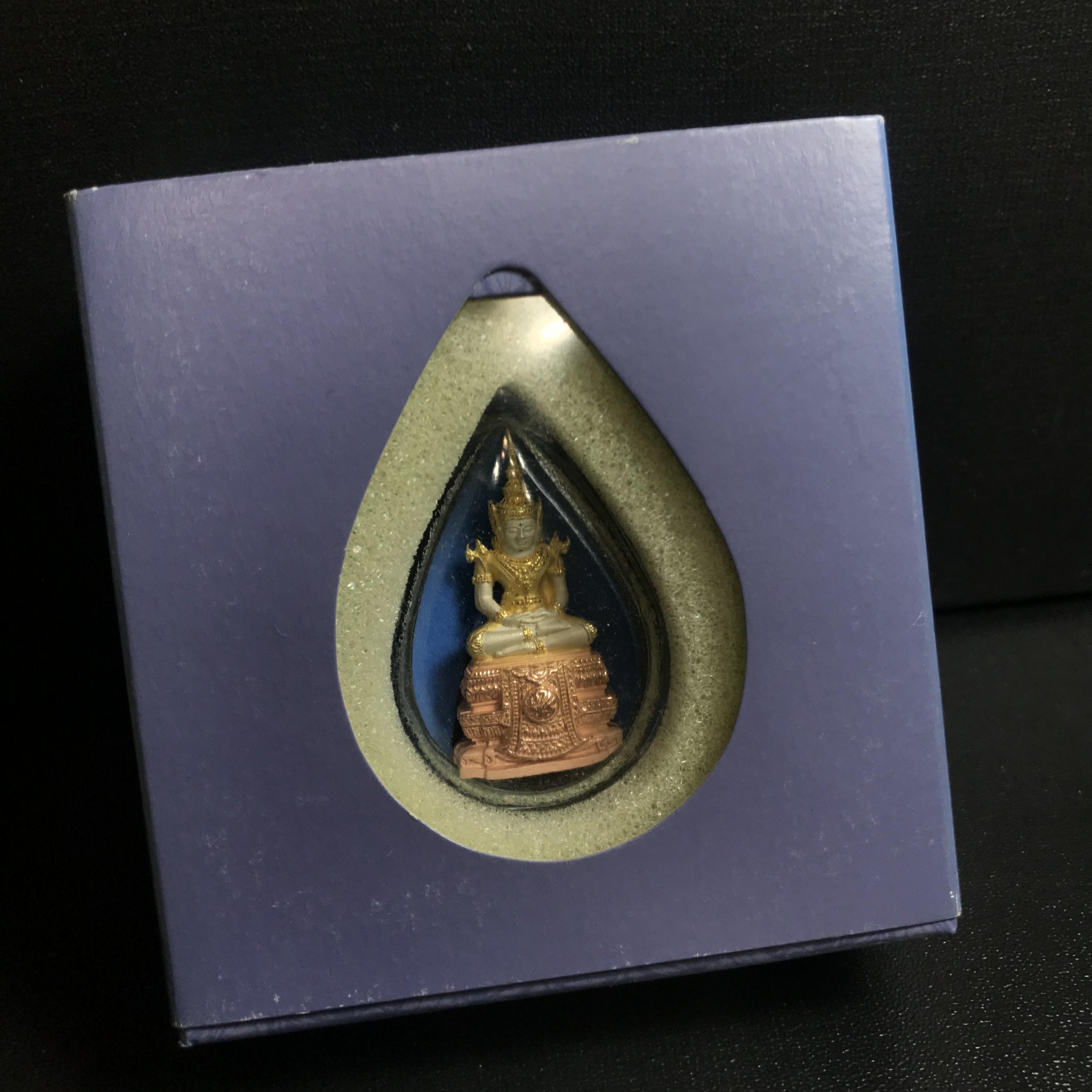 พระแก้วมรกต ภปร. ปี2547 จัดสร้างโดย รพ.ภูมิพลฯ เนื้อเงิน (3 กษัตริย์)ลอยองค์ หน้าตัก 1/2 นิ้ว(1ใน3000องค์)