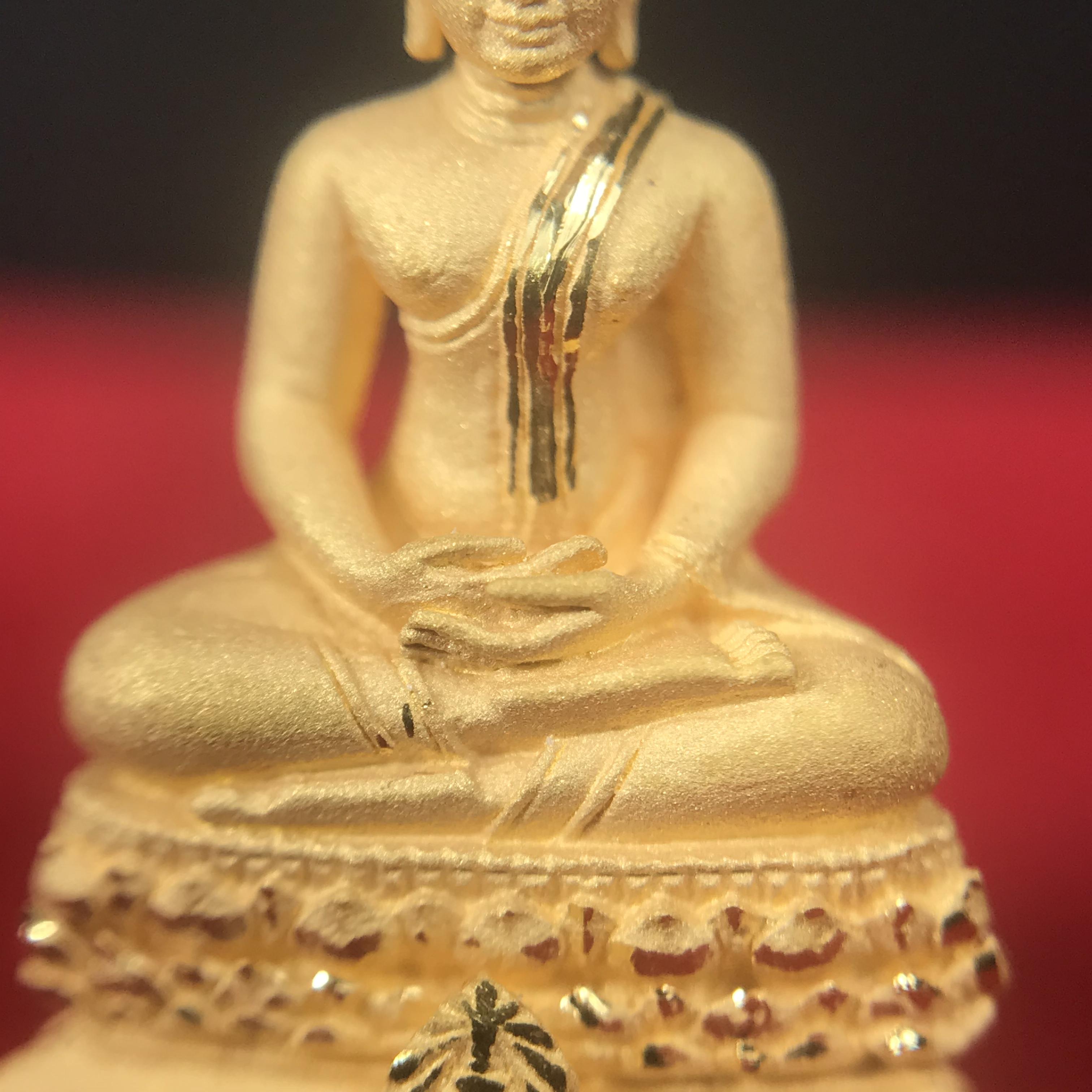 พระชัยวัฒน์พุทธสิหิงค์ ภปร. รุ่นสร้างหอพระธรรมศาสตร์ ปี2542 เนื้อทองคำ(5.9 กรัม) มหาพิธี 3วาระอันยิ่งใหญ่(1ใน5000องค์)