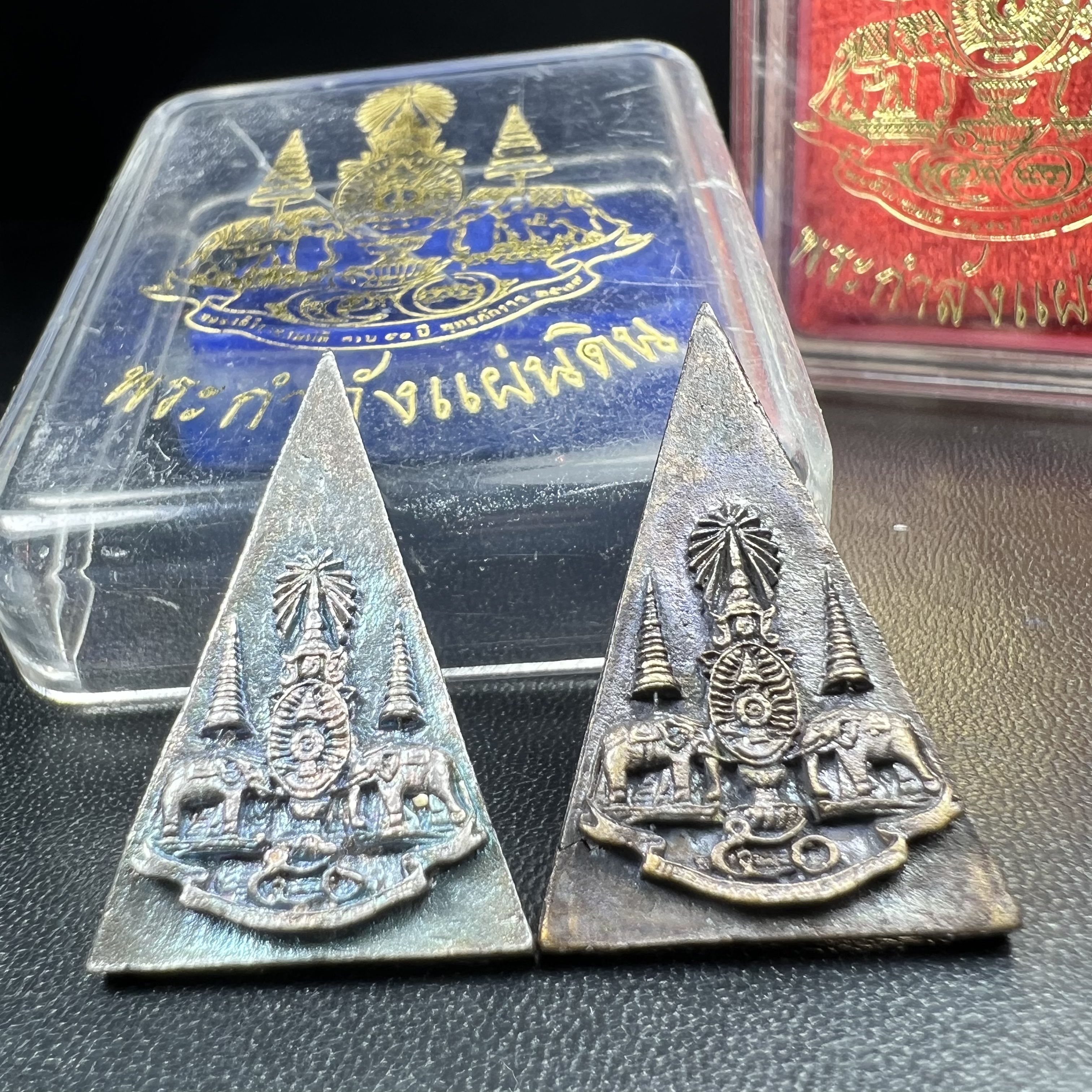 พระกำลังแผ่นดิน (สมเด็จจิตรลดา2) จัดสร้างเฉลิมพระเกียรติ ร.9 ครองราชย์ 50 ปี 2539 เนื้อเงิน(ผิวเดิมกลับดำ รุ้งๆสวย)+เนื้อนวโลหะ(สร้างน้อยหายาก)พร้อมกล่องบรรจุเดิม(1ใน2539องค์)