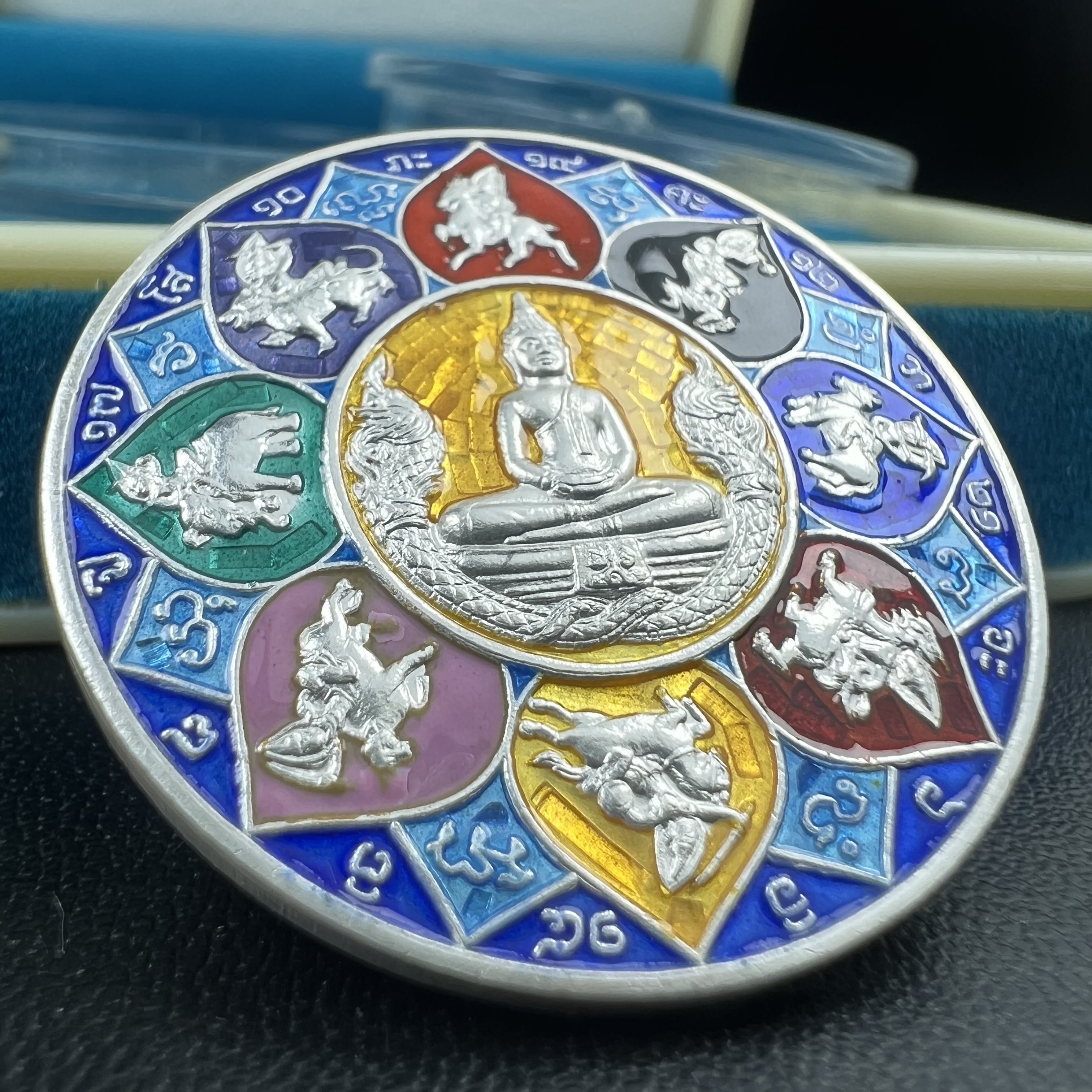 เหรียญหลวงพ่อโสธร รุ่นดวงชะตาคู่ชีวิต พิธีมหาจักรพรรดิตราธิราชครั้งยิ่งใหญ่ พิธีสวดนพเคราะห์เพื่อความเป็นสิริมงคล ปี 2547 ณ พระอุโบสถวัดโสธรวรารามวรวิหาร จ.ฉะเชิงเทรา เนื้อเงินลงยาราชาวดี ขนาด 3.2 ซม.พร้อมกล่องบรรจุเดิมสภาพสวยครบสมบูรณ์