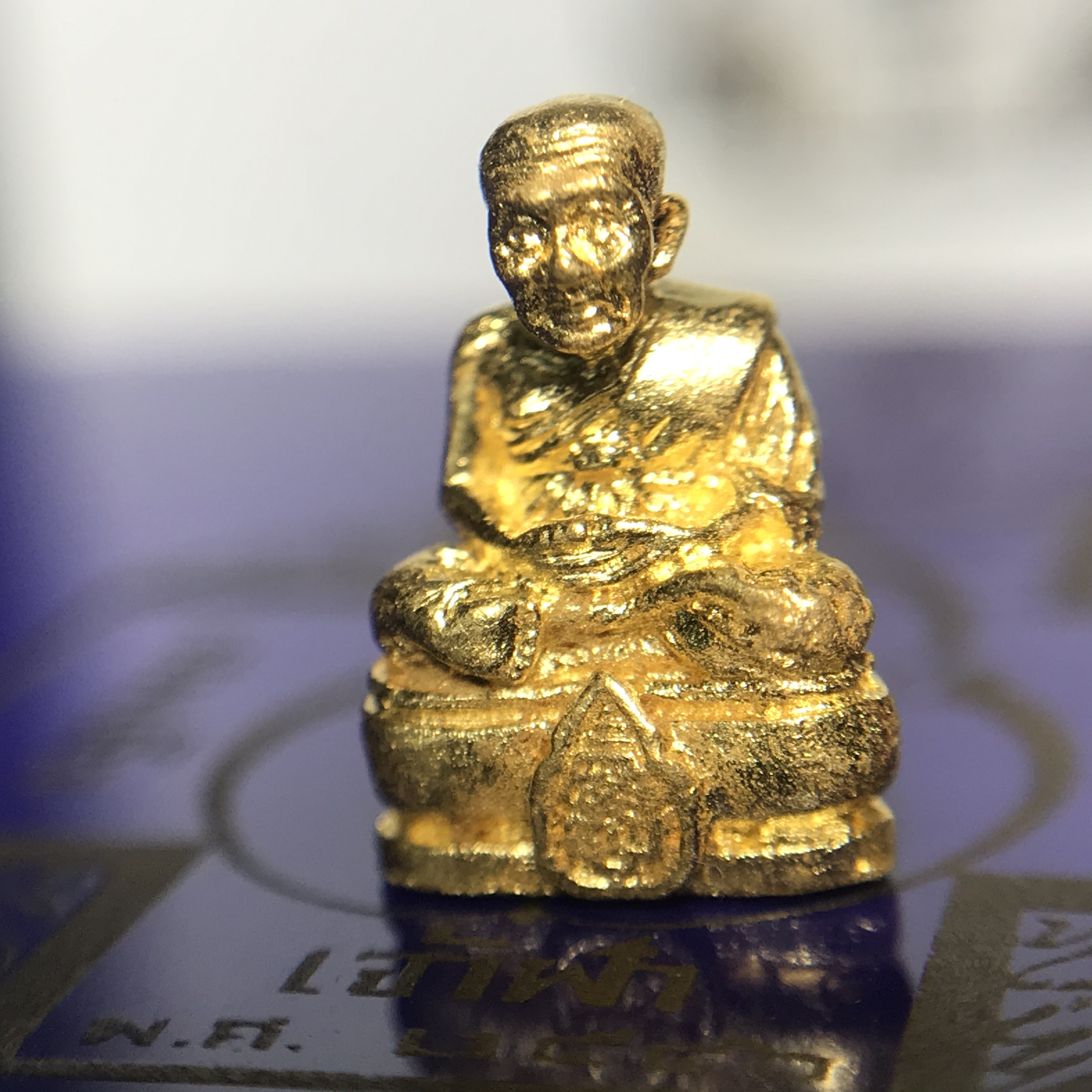 หลวงพ่อทวด สธ. รุ่นสมเด็จเจ้าฟ้ามหาจักรี 48พรรษา จัดสร้างโดยสภากาชาดไทย ปี2546 (รูปหล่อขนาดห้อยคอ) เนื้อทองคำหนัก 2.02 กรัม พร้อมกล่องบรรจุเดิมสวยงาม