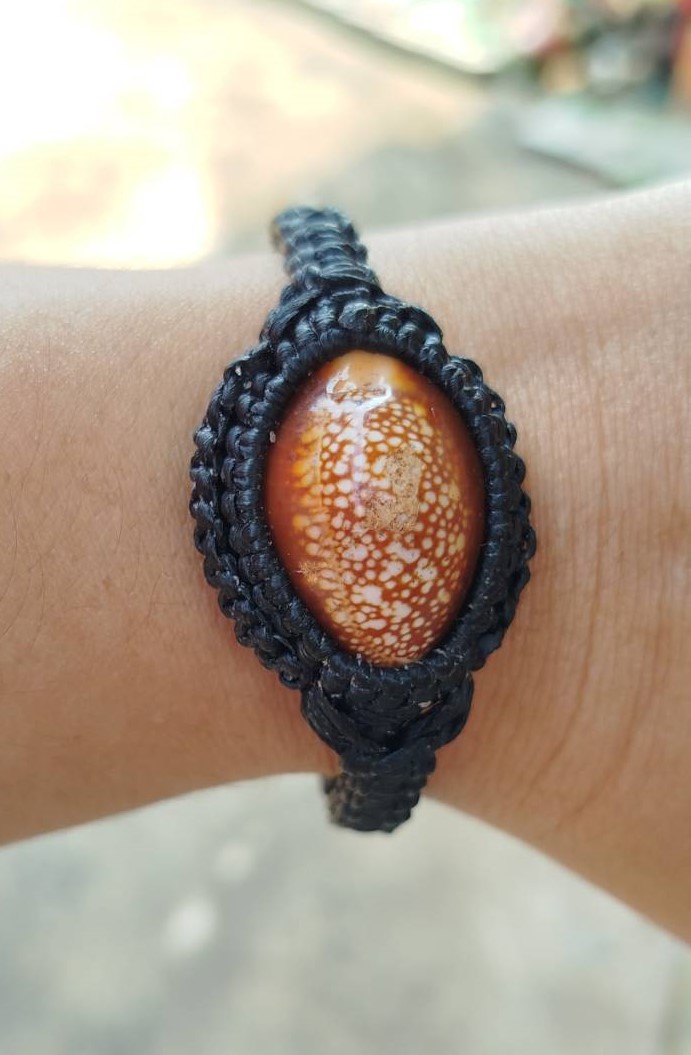 สร้อยข้อมือเบี้ยแก้ ถักเชือกเทียนสีดำ (ถักเชือกเทียนทั้งเส้น) ขนาด17-19 ซม